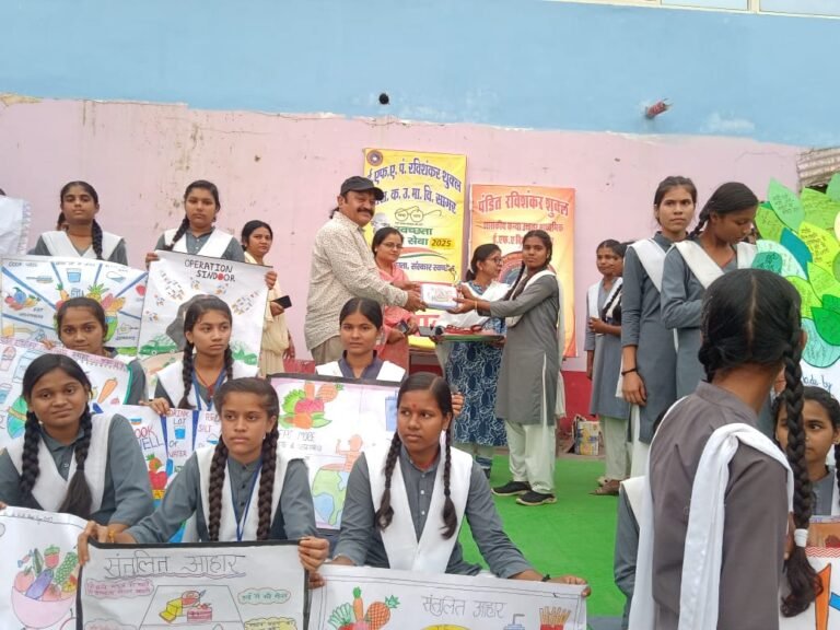 पंडित रविशंकर स्कूल की 1098 छात्राओं ने मानव श्रृंखला के माध्यम से दिया स्वच्छता का संदेश