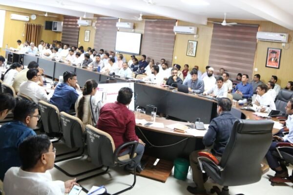 सीएम हेल्पलाइन के प्रकरणों में ग्रेडिंग ठीक न करने वाले संबंधित विभाग अधिकारियों की दो-दो वेतन विधि रोकी जाएगी