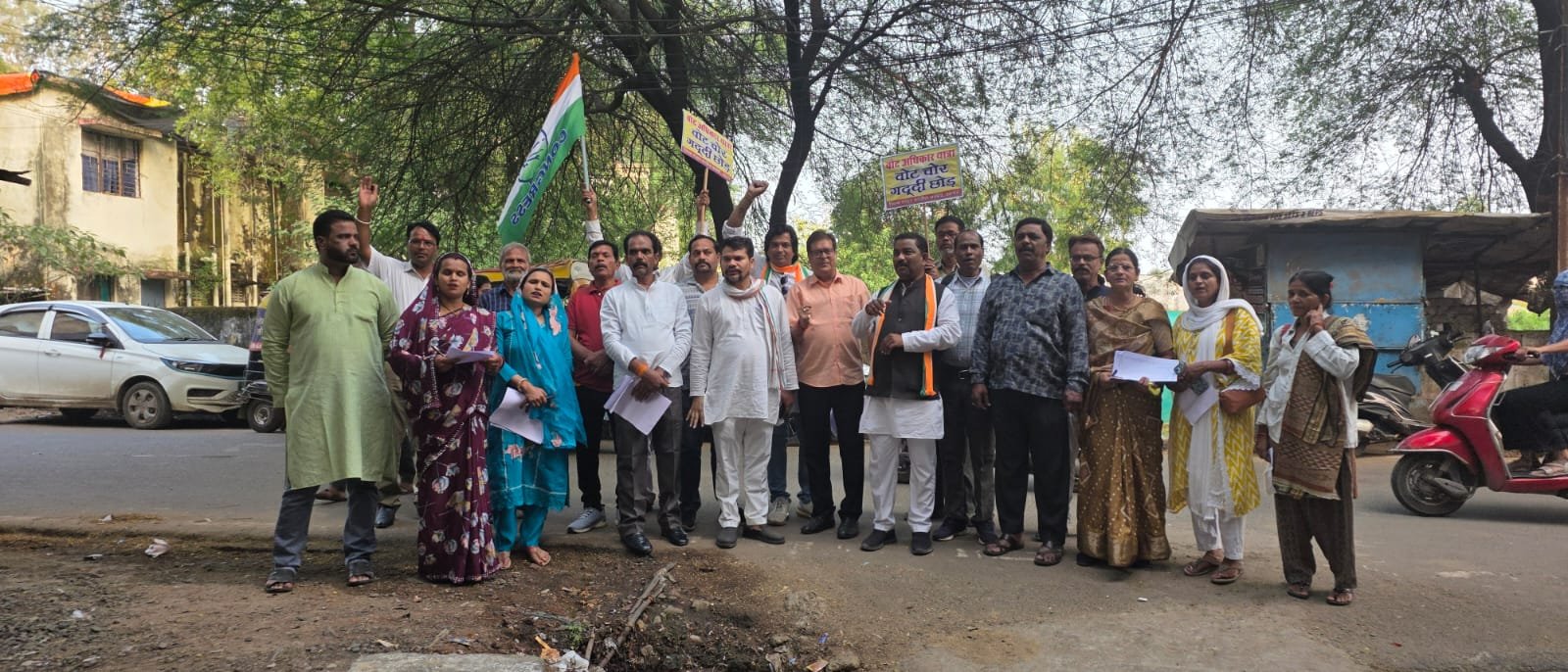 जिला शहर कांग्रेस कमेटी ने चलाया विभिन्न वार्डों में वोट चोर गद्दी छोड़ अभियान