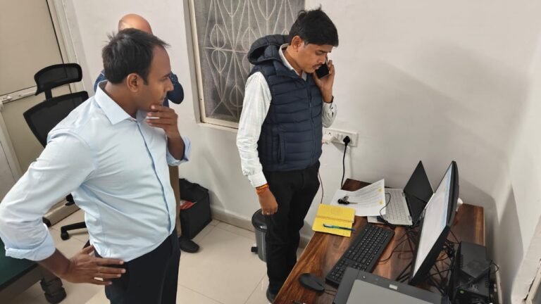 कलेक्टर एवं जिला निर्वाचन अधिकारी ने एस आई आर सर्वे की जा रही ऑनलाइन मॉनिटरिंग