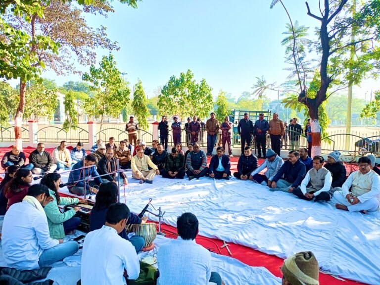 डॉ. हरीसिंह गौर की पुण्य तिथि पर भजन प्रस्तुत कर श्रद्धांजलि दी