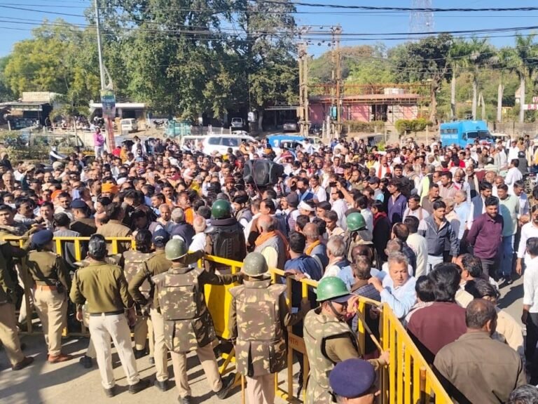 विधायक पर आरोप लगाने वाले पटवारी के खिलाफ प्रदर्शनभाजपा व आदिवासी समाज ने सौंपा ज्ञापन, नशे में अभद्रता का आरोप