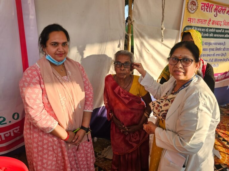रहस मेला में मोतियाबिंद ऑपरेशन के पश्चात निःशुल्क चश्मों का वितरण