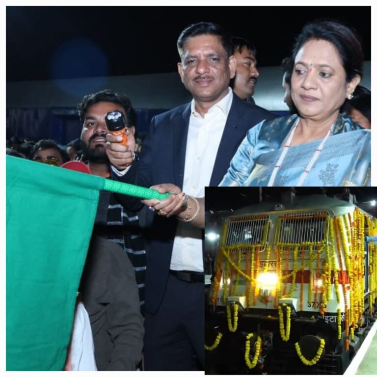 सांसद ने भोपाल-धनबाद के बीच चलाई गई नई ट्रेन भोपाल-धनबाद/चोपन एक्सप्रेस को सागर रेल्‍वे स्‍टेशन पर हरी झंडी दिखाकर रवाना किया