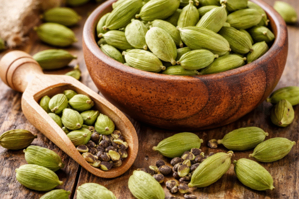 Cardamom इलायची के फायदे और नुकसान | स्वास्थ्य, उपयोग और सावधानियां