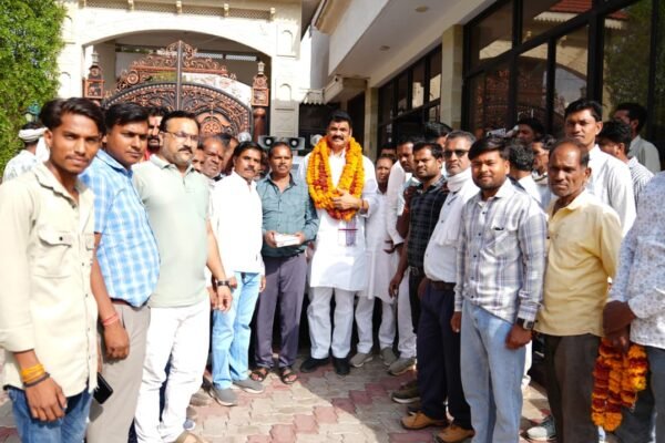 नगर परिषद बिलहरा के नवनियुक्त एल्डरमेन ने मंत्री श्री गोविंद सिंह राजपूत से की मुलाकात, पुष्पमालाओं से किया स्वागतमंत्री श्री राजपूत ने दी बधाई व शुभकामनाएं