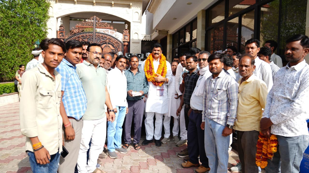 नगर परिषद बिलहरा के नवनियुक्त एल्डरमेन ने मंत्री श्री गोविंद सिंह राजपूत से की मुलाकात, पुष्पमालाओं से किया स्वागतमंत्री श्री राजपूत ने दी बधाई व शुभकामनाएं