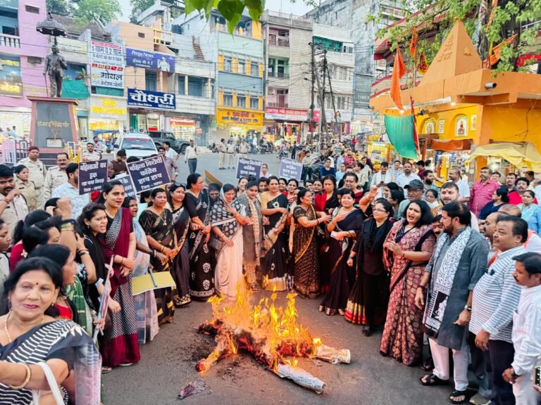 नारी शक्ति वंदन अधिनियम को संसद में पारित नहीं होने देने पर विपक्षी दलों के खिलाफ सागर में निकली जन आक्रोश महिला पदयात्रा