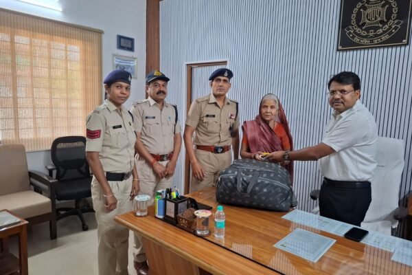 सागर पुलिस की मानवीय संवेदना: 81 वर्षीय बुजुर्ग माताजी का खोया बैग ढूँढ निकाला, खुशी से छलक उठीं बुजुर्ग की आँखें