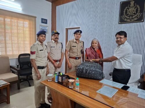 सागर पुलिस की मानवीय संवेदना: 81 वर्षीय बुजुर्ग माताजी का खोया बैग ढूँढ निकाला, खुशी से छलक उठीं बुजुर्ग की आँखें