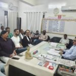 यात्री बसों में अग्नि दुर्घटना रोकने बस संचालकों की बैठक आयोजित सागर 19 मई 2026 प्रदेश में हाल ही में यात्री बसों में आग लगने की घटनाओं के मद्देनज़र जानमाल की सुरक्षा को ध्यान में रखते हुए बस संचालकों की बैठक आयोजित की गई। बैठक में अधिकारियों द्वारा बस संचालकों को अग्नि दुर्घटनाओं की रोकथाम एवं सुरक्षा मानकों का कड़ाई से पालन करने के निर्देश दिए गए। बैठक में बताया गया कि सभी एसी बस संचालक अपने वाहनों में लगे एसी सिस्टम की नियमित जांच कराएं तथा प्रत्येक तीन माह में उसकी मेंटेनेंस एवं साफ-सफाई सुनिश्चित करें। अधिकारियों ने कहा कि साफ-सफाई नहीं होने से एसी कम्प्रेसर ओवरहीट होकर शॉर्ट सर्किट एवं आग लगने का कारण बन सकता है। सभी यात्री बसों में निर्धारित मानक के अग्निशमन यंत्र रखने तथा ड्राइवर एवं कंडक्टर को अग्निशमन यंत्र चलाने का प्रशिक्षण देने के निर्देश दिए गए, ताकि आपात स्थिति में तत्काल आग पर काबू पाया जा सके। बैठक में यह भी निर्देशित किया गया कि सभी एसी बसों में एफडीएसएस (फायर डिटेक्शन एंड सप्रेशन सिस्टम) लगाया जाए। वहीं सभी स्लीपर कोच बसों को एआईएस-119 मानकों के अनुरूप तैयार कराने के निर्देश दिए गए। जिन बस संचालकों को पूर्व में नोटिस जारी किए गए थे, उन्हें 25 मई 2026 तक वाहनों का भौतिक सत्यापन क्षेत्रीय परिवहन अधिकारी कार्यालय, सागर में कराने को कहा गया। इसके अलावा ड्राइवर एवं कंडक्टरों का व्हाट्सएप ग्रुप बनाकर महत्वपूर्ण निर्देश एवं आकस्मिक परिस्थितियों में सहायता संबंधी सूचनाएं साझा करने की व्यवस्था करने पर भी जोर दिया गया। बैठक में बस संचालकों से कहा गया कि वे अपने वाहनों की नियमित जांच करें तथा यह सुनिश्चित करें कि यात्री वाहनों में पेट्रोल, डीजल, केरोसिन एवं अन्य ज्वलनशील या विस्फोटक सामग्री का परिवहन न हो। अधिकारियों ने सभी संचालकों से पूर्ण निष्ठा एवं जिम्मेदारी के साथ दुर्घटना रोकने के लिए सामूहिक प्रयास करने की अपील की।