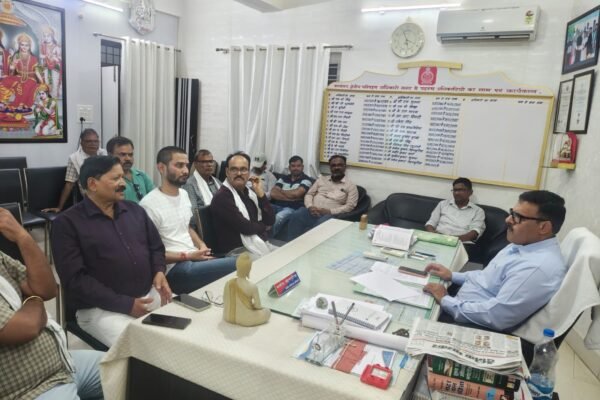 यात्री बसों में अग्नि दुर्घटना रोकने बस संचालकों की बैठक आयोजित सागर 19 मई 2026 प्रदेश में हाल ही में यात्री बसों में आग लगने की घटनाओं के मद्देनज़र जानमाल की सुरक्षा को ध्यान में रखते हुए बस संचालकों की बैठक आयोजित की गई। बैठक में अधिकारियों द्वारा बस संचालकों को अग्नि दुर्घटनाओं की रोकथाम एवं सुरक्षा मानकों का कड़ाई से पालन करने के निर्देश दिए गए। बैठक में बताया गया कि सभी एसी बस संचालक अपने वाहनों में लगे एसी सिस्टम की नियमित जांच कराएं तथा प्रत्येक तीन माह में उसकी मेंटेनेंस एवं साफ-सफाई सुनिश्चित करें। अधिकारियों ने कहा कि साफ-सफाई नहीं होने से एसी कम्प्रेसर ओवरहीट होकर शॉर्ट सर्किट एवं आग लगने का कारण बन सकता है। सभी यात्री बसों में निर्धारित मानक के अग्निशमन यंत्र रखने तथा ड्राइवर एवं कंडक्टर को अग्निशमन यंत्र चलाने का प्रशिक्षण देने के निर्देश दिए गए, ताकि आपात स्थिति में तत्काल आग पर काबू पाया जा सके। बैठक में यह भी निर्देशित किया गया कि सभी एसी बसों में एफडीएसएस (फायर डिटेक्शन एंड सप्रेशन सिस्टम) लगाया जाए। वहीं सभी स्लीपर कोच बसों को एआईएस-119 मानकों के अनुरूप तैयार कराने के निर्देश दिए गए। जिन बस संचालकों को पूर्व में नोटिस जारी किए गए थे, उन्हें 25 मई 2026 तक वाहनों का भौतिक सत्यापन क्षेत्रीय परिवहन अधिकारी कार्यालय, सागर में कराने को कहा गया। इसके अलावा ड्राइवर एवं कंडक्टरों का व्हाट्सएप ग्रुप बनाकर महत्वपूर्ण निर्देश एवं आकस्मिक परिस्थितियों में सहायता संबंधी सूचनाएं साझा करने की व्यवस्था करने पर भी जोर दिया गया। बैठक में बस संचालकों से कहा गया कि वे अपने वाहनों की नियमित जांच करें तथा यह सुनिश्चित करें कि यात्री वाहनों में पेट्रोल, डीजल, केरोसिन एवं अन्य ज्वलनशील या विस्फोटक सामग्री का परिवहन न हो। अधिकारियों ने सभी संचालकों से पूर्ण निष्ठा एवं जिम्मेदारी के साथ दुर्घटना रोकने के लिए सामूहिक प्रयास करने की अपील की।