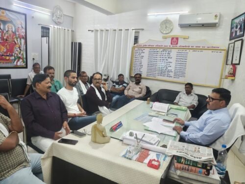 यात्री बसों में अग्नि दुर्घटना रोकने बस संचालकों की बैठक आयोजित सागर 19 मई 2026 प्रदेश में हाल ही में यात्री बसों में आग लगने की घटनाओं के मद्देनज़र जानमाल की सुरक्षा को ध्यान में रखते हुए बस संचालकों की बैठक आयोजित की गई। बैठक में अधिकारियों द्वारा बस संचालकों को अग्नि दुर्घटनाओं की रोकथाम एवं सुरक्षा मानकों का कड़ाई से पालन करने के निर्देश दिए गए। बैठक में बताया गया कि सभी एसी बस संचालक अपने वाहनों में लगे एसी सिस्टम की नियमित जांच कराएं तथा प्रत्येक तीन माह में उसकी मेंटेनेंस एवं साफ-सफाई सुनिश्चित करें। अधिकारियों ने कहा कि साफ-सफाई नहीं होने से एसी कम्प्रेसर ओवरहीट होकर शॉर्ट सर्किट एवं आग लगने का कारण बन सकता है। सभी यात्री बसों में निर्धारित मानक के अग्निशमन यंत्र रखने तथा ड्राइवर एवं कंडक्टर को अग्निशमन यंत्र चलाने का प्रशिक्षण देने के निर्देश दिए गए, ताकि आपात स्थिति में तत्काल आग पर काबू पाया जा सके। बैठक में यह भी निर्देशित किया गया कि सभी एसी बसों में एफडीएसएस (फायर डिटेक्शन एंड सप्रेशन सिस्टम) लगाया जाए। वहीं सभी स्लीपर कोच बसों को एआईएस-119 मानकों के अनुरूप तैयार कराने के निर्देश दिए गए। जिन बस संचालकों को पूर्व में नोटिस जारी किए गए थे, उन्हें 25 मई 2026 तक वाहनों का भौतिक सत्यापन क्षेत्रीय परिवहन अधिकारी कार्यालय, सागर में कराने को कहा गया। इसके अलावा ड्राइवर एवं कंडक्टरों का व्हाट्सएप ग्रुप बनाकर महत्वपूर्ण निर्देश एवं आकस्मिक परिस्थितियों में सहायता संबंधी सूचनाएं साझा करने की व्यवस्था करने पर भी जोर दिया गया। बैठक में बस संचालकों से कहा गया कि वे अपने वाहनों की नियमित जांच करें तथा यह सुनिश्चित करें कि यात्री वाहनों में पेट्रोल, डीजल, केरोसिन एवं अन्य ज्वलनशील या विस्फोटक सामग्री का परिवहन न हो। अधिकारियों ने सभी संचालकों से पूर्ण निष्ठा एवं जिम्मेदारी के साथ दुर्घटना रोकने के लिए सामूहिक प्रयास करने की अपील की।