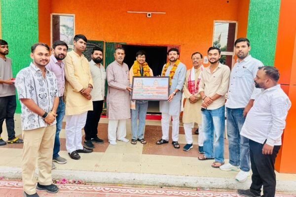 बंगाल चुनाव से लौटे प्रवासी कार्यकर्ता सुप्रीयो राय का भाजपा जिला अध्यक्ष श्याम तिवारी ने किया जोरदार स्वागत