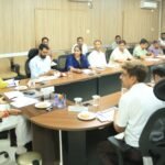 किसानों से अधिकारियों की शिकायत आने पर उन अधिकारियों पर होगी कड़ी कार्यवाही: मंत्री श्री गोविंद सिंह राजपूत माल जमा होते ही तत्काल करें स्वीकृति पत्रक जारी, ताकि किसानों का जल्द से जल्द हो भुगतान : मंत्री श्री गोविंद सिंह राजपूत जिनके स्लॉट बुक हो चुके हैं, तुलाई हो चुकी है उनकी समयावधि बढ़ाने के निर्देश ट्रांसपोर्टरों की लापरवाही नहीं की जाएगी बर्दाश्त, की जाएगी सख्त कार्यवाही कलेक्टर सभागार में कलेक्टर सहित खाद्य, मंडी, कृषि एवं उपार्जन समिति की समीक्षा बैठक आयोजित सागर 19 मई 2026 खाद्य, नागरिक आपूर्ति एवं उपभोक्ता संरक्षण मंत्री श्री गोविंद सिंह राजपूत ने मंगलवार को कलेक्टर सभागार में खाद्य विभाग, जिला मंडी बोर्ड, कृषि सहित उपार्जन समिति एवं संबंधित विभागों के अधिकारियों की समीक्षा बैठक ली। बैठक में उपार्जन कार्यों की प्रगति, किसानों को हो रही सुविधाओं तथा परिवहन एवं भुगतान व्यवस्था की विस्तार से समीक्षा की गई। जिसमें मंत्री श्री राजपूत ने सख्त लहजे में अधिकारियों को निर्देशित किया कि किसानों से किसी भी अधिकारी की लापरवाही की शिकायत आने पर उस अधिकारी के खिलाफ सख्त से सख्त कार्यवाही की जाएगी। किसानों को किसी भी प्रकार की परेशानी नहीं होनी चाहिए। बैठक में उन्होंने परिवहन व्यवस्था को लेकर सख्त लहजे में अधिकारियों को निर्देशित किया कि परिवहन व्यवस्था में लापरवाही करने वाले ट्रांसपोर्टरों या देरी करने वाले संबंधित अधिकारियों को बख्शा नहीं जाएगा। उन्होंने बैठक में कहा कि जिन किसानों के पहले स्लॉट बुक हो चुके हैं तथा तुलाई हो चुकी है उनकी समयावधि बढ़ाई जाएगी। इसके साथ ही उन्होंने केसली के साइलो बैग में एक हजार क्विंटल खराब गेहूं के संबंध में कार्यवाही के अधिकारियों को निर्देश देते हुए बारदाना ठेकेदार द्वारा बरती गई लापरवाही पर नाराजगी व्यक्त की एवं कहा कि ठेकेदार का कार्य समिति तक बारदाना पहुंचाना था, लेकिन ठेकेदार द्वारा एक ही स्थान पर बारदाना रख दिया गया, जिससे अव्यवस्था हुई। इसको लेकर अधिकारियों को कार्यवाही करने के निर्देश दिए। साथ ही उन्होंने कहा कि वेयरहाउस में किसानों का गेहूं जमा होते ही उन्हें तत्काल स्वीकृति पत्रक जारी करें, ताकि किसानों को जल्द से जल्द भुगतान हो सके। उन्होंने कलेक्टर को वेयरहाउस मैनेजर पर माल जमा न करने की शिकायत पर कड़ी कार्यवाही करने के निर्देश दिए। बैठक में कलेक्टर श्रीमती प्रतिभा पाल, अपर कलेक्टर अविनाश रावत, सिटी मजिस्ट्रेट गगन सिंह, डिप्टी कलेक्टर विजय डहेरिया, श्रीमती ज्योति बघेल, राजेश त्रिपाठी, राहुल बघेल सहित अन्य विभागों के अधिकारी मौजूद थे। बैठक के दौरान मंत्री श्री राजपूत ने अधिकारियों को सख्त निर्देश देते हुए कहा कि उपार्जन कार्य में किसी भी प्रकार की लापरवाही बर्दाश्त नहीं की जाएगी। यदि किसानों को किसी भी प्रकार की परेशानी हुई तो संबंधित अधिकारियों के खिलाफ कार्रवाई की जाएगी। उन्होंने कहा कि किसानों की सुविधा और समय पर भुगतान शासन की सर्वोच्च प्राथमिकता है। उन्होंने कहा कि सभी उपार्जन केंद्रों पर छह तौल कांटों से कम नहीं होना चाहिए तथा सभी केंद्रों पर लगातार उपार्जन कार्य किया जाए। उन्होंने कहा कि सभी उपार्जन केंद्रों पर किसान भाइयों को सभी मूलभूत सुविधाएं उपलब्ध कराई जाएं, जिसमें प्रमुख रूप से पेयजल एवं धूप से बचने के लिए छाया की व्यवस्थाएं सुनिश्चित की जाएं। उन्होंने निर्देश दिए कि सभी उपार्जन केंद्रों पर बारदाने की उपलब्धता हमेशा सुनिश्चित रहे, इसका विशेष ध्यान रखा जाए। सागर जिले में 173 उपार्जन केंद्रों पर जारी है कार्य अधिकारियों ने मंत्री श्री राजपूत को जानकारी देते हुए बताया कि सागर जिले में कुल 173 उपार्जन केंद्रों पर समर्थन मूल्य पर उपार्जन का कार्य किया जा रहा है। आज दिनांक तक 45,210 किसानों से 3,14,557 मीट्रिक टन उपज का उपार्जन किया जा चुका है। अधिकारियों ने बताया कि जिले में कुल 77,337 किसानों ने पंजीयन कराया था, जिनमें से 55,935 किसानों द्वारा स्लॉट बुकिंग कराई गई है। परिवहन और भुगतान व्यवस्था की भी समीक्षा बैठक में बताया गया कि आज दिनांक तक 2,41,159 मीट्रिक टन उपज का परिवहन किया जा चुका है। वहीं जिले में वर्तमान में 965 गठान बारदाना उपलब्ध है। अधिकारियों ने जानकारी दी कि अब तक 27,197 किसानों को 395.2 करोड़ रुपए का भुगतान किया जा चुका है। उप संचालक कृषि द्वारा जानकारी दी गई कि जिले में कुल 69,856 किसानों द्वारा 1,25,000 हेक्टेयर में चना-मसूर का पंजीयन कराया गया है, जिसमें अब तक 35,018 किसानों द्वारा स्लॉट बुकिंग करके 28,300 किसानों से कुल 70,000 एमटी चना-मसूर की बिक्री की गई है। जिले में कुल 56,000 एमटी परिवहन हेतु आरटीटीयू है, जबकि 42,000 एमटी परिवहन कर 30,000 एमटी स्वीकृत करते हुए 161.00 करोड़ रुपए किसानों का भुगतान किया गया है। मंत्री श्री राजपूत द्वारा उपस्थित उपार्जन समिति अधिकारियों को निर्देशित किया गया कि आगामी सात दिवस में शत-प्रतिशत परिवहन करते हुए किसानों का तत्काल भुगतान कराया जाना सुनिश्चित करें। साथ ही उन्होंने क्षेत्रीय प्रबंधक वेयरहाउसिंग कॉर्पोरेशन को भी निर्देशित किया कि किसी भी केंद्र में किसानों के भंडारण में देरी नहीं होना चाहिए। समस्त प्रबंधकों को निर्देशित करें कि तत्काल परिवहन मात्रा का भंडारण कराकर स्वीकृत करें और वेयरहाउस रसीद जारी की जाए, जिससे समय से किसानों का भुगतान हो सके। किसानों की सुविधा सर्वोच्च प्राथमिकता मंत्री श्री राजपूत ने अधिकारियों को निर्देशित किया कि उपार्जन केंद्रों पर किसानों को किसी प्रकार की असुविधा न हो, इसके लिए सभी आवश्यक व्यवस्थाएं सुनिश्चित की जाएं। उन्होंने कहा कि किसानों को समय पर तौल, परिवहन और भुगतान की सुविधा उपलब्ध कराना प्रशासन की जिम्मेदारी है। 220/1620/2026 फोटो संलग्न