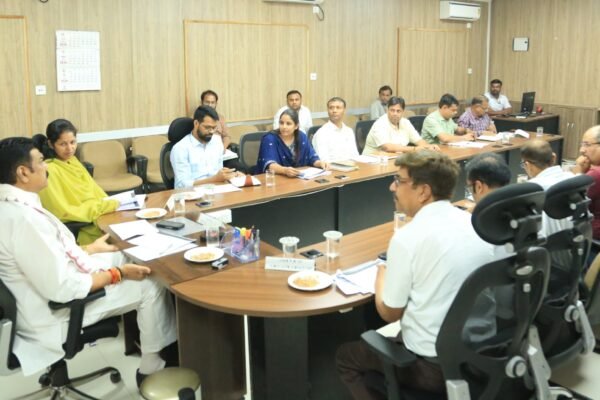 किसानों से अधिकारियों की शिकायत आने पर उन अधिकारियों पर होगी कड़ी कार्यवाही: मंत्री श्री गोविंद सिंह राजपूत माल जमा होते ही तत्काल करें स्वीकृति पत्रक जारी, ताकि किसानों का जल्द से जल्द हो भुगतान : मंत्री श्री गोविंद सिंह राजपूत जिनके स्लॉट बुक हो चुके हैं, तुलाई हो चुकी है उनकी समयावधि बढ़ाने के निर्देश ट्रांसपोर्टरों की लापरवाही नहीं की जाएगी बर्दाश्त, की जाएगी सख्त कार्यवाही कलेक्टर सभागार में कलेक्टर सहित खाद्य, मंडी, कृषि एवं उपार्जन समिति की समीक्षा बैठक आयोजित सागर 19 मई 2026 खाद्य, नागरिक आपूर्ति एवं उपभोक्ता संरक्षण मंत्री श्री गोविंद सिंह राजपूत ने मंगलवार को कलेक्टर सभागार में खाद्य विभाग, जिला मंडी बोर्ड, कृषि सहित उपार्जन समिति एवं संबंधित विभागों के अधिकारियों की समीक्षा बैठक ली। बैठक में उपार्जन कार्यों की प्रगति, किसानों को हो रही सुविधाओं तथा परिवहन एवं भुगतान व्यवस्था की विस्तार से समीक्षा की गई। जिसमें मंत्री श्री राजपूत ने सख्त लहजे में अधिकारियों को निर्देशित किया कि किसानों से किसी भी अधिकारी की लापरवाही की शिकायत आने पर उस अधिकारी के खिलाफ सख्त से सख्त कार्यवाही की जाएगी। किसानों को किसी भी प्रकार की परेशानी नहीं होनी चाहिए। बैठक में उन्होंने परिवहन व्यवस्था को लेकर सख्त लहजे में अधिकारियों को निर्देशित किया कि परिवहन व्यवस्था में लापरवाही करने वाले ट्रांसपोर्टरों या देरी करने वाले संबंधित अधिकारियों को बख्शा नहीं जाएगा। उन्होंने बैठक में कहा कि जिन किसानों के पहले स्लॉट बुक हो चुके हैं तथा तुलाई हो चुकी है उनकी समयावधि बढ़ाई जाएगी। इसके साथ ही उन्होंने केसली के साइलो बैग में एक हजार क्विंटल खराब गेहूं के संबंध में कार्यवाही के अधिकारियों को निर्देश देते हुए बारदाना ठेकेदार द्वारा बरती गई लापरवाही पर नाराजगी व्यक्त की एवं कहा कि ठेकेदार का कार्य समिति तक बारदाना पहुंचाना था, लेकिन ठेकेदार द्वारा एक ही स्थान पर बारदाना रख दिया गया, जिससे अव्यवस्था हुई। इसको लेकर अधिकारियों को कार्यवाही करने के निर्देश दिए। साथ ही उन्होंने कहा कि वेयरहाउस में किसानों का गेहूं जमा होते ही उन्हें तत्काल स्वीकृति पत्रक जारी करें, ताकि किसानों को जल्द से जल्द भुगतान हो सके। उन्होंने कलेक्टर को वेयरहाउस मैनेजर पर माल जमा न करने की शिकायत पर कड़ी कार्यवाही करने के निर्देश दिए। बैठक में कलेक्टर श्रीमती प्रतिभा पाल, अपर कलेक्टर अविनाश रावत, सिटी मजिस्ट्रेट गगन सिंह, डिप्टी कलेक्टर विजय डहेरिया, श्रीमती ज्योति बघेल, राजेश त्रिपाठी, राहुल बघेल सहित अन्य विभागों के अधिकारी मौजूद थे। बैठक के दौरान मंत्री श्री राजपूत ने अधिकारियों को सख्त निर्देश देते हुए कहा कि उपार्जन कार्य में किसी भी प्रकार की लापरवाही बर्दाश्त नहीं की जाएगी। यदि किसानों को किसी भी प्रकार की परेशानी हुई तो संबंधित अधिकारियों के खिलाफ कार्रवाई की जाएगी। उन्होंने कहा कि किसानों की सुविधा और समय पर भुगतान शासन की सर्वोच्च प्राथमिकता है। उन्होंने कहा कि सभी उपार्जन केंद्रों पर छह तौल कांटों से कम नहीं होना चाहिए तथा सभी केंद्रों पर लगातार उपार्जन कार्य किया जाए। उन्होंने कहा कि सभी उपार्जन केंद्रों पर किसान भाइयों को सभी मूलभूत सुविधाएं उपलब्ध कराई जाएं, जिसमें प्रमुख रूप से पेयजल एवं धूप से बचने के लिए छाया की व्यवस्थाएं सुनिश्चित की जाएं। उन्होंने निर्देश दिए कि सभी उपार्जन केंद्रों पर बारदाने की उपलब्धता हमेशा सुनिश्चित रहे, इसका विशेष ध्यान रखा जाए। सागर जिले में 173 उपार्जन केंद्रों पर जारी है कार्य अधिकारियों ने मंत्री श्री राजपूत को जानकारी देते हुए बताया कि सागर जिले में कुल 173 उपार्जन केंद्रों पर समर्थन मूल्य पर उपार्जन का कार्य किया जा रहा है। आज दिनांक तक 45,210 किसानों से 3,14,557 मीट्रिक टन उपज का उपार्जन किया जा चुका है। अधिकारियों ने बताया कि जिले में कुल 77,337 किसानों ने पंजीयन कराया था, जिनमें से 55,935 किसानों द्वारा स्लॉट बुकिंग कराई गई है। परिवहन और भुगतान व्यवस्था की भी समीक्षा बैठक में बताया गया कि आज दिनांक तक 2,41,159 मीट्रिक टन उपज का परिवहन किया जा चुका है। वहीं जिले में वर्तमान में 965 गठान बारदाना उपलब्ध है। अधिकारियों ने जानकारी दी कि अब तक 27,197 किसानों को 395.2 करोड़ रुपए का भुगतान किया जा चुका है। उप संचालक कृषि द्वारा जानकारी दी गई कि जिले में कुल 69,856 किसानों द्वारा 1,25,000 हेक्टेयर में चना-मसूर का पंजीयन कराया गया है, जिसमें अब तक 35,018 किसानों द्वारा स्लॉट बुकिंग करके 28,300 किसानों से कुल 70,000 एमटी चना-मसूर की बिक्री की गई है। जिले में कुल 56,000 एमटी परिवहन हेतु आरटीटीयू है, जबकि 42,000 एमटी परिवहन कर 30,000 एमटी स्वीकृत करते हुए 161.00 करोड़ रुपए किसानों का भुगतान किया गया है। मंत्री श्री राजपूत द्वारा उपस्थित उपार्जन समिति अधिकारियों को निर्देशित किया गया कि आगामी सात दिवस में शत-प्रतिशत परिवहन करते हुए किसानों का तत्काल भुगतान कराया जाना सुनिश्चित करें। साथ ही उन्होंने क्षेत्रीय प्रबंधक वेयरहाउसिंग कॉर्पोरेशन को भी निर्देशित किया कि किसी भी केंद्र में किसानों के भंडारण में देरी नहीं होना चाहिए। समस्त प्रबंधकों को निर्देशित करें कि तत्काल परिवहन मात्रा का भंडारण कराकर स्वीकृत करें और वेयरहाउस रसीद जारी की जाए, जिससे समय से किसानों का भुगतान हो सके। किसानों की सुविधा सर्वोच्च प्राथमिकता मंत्री श्री राजपूत ने अधिकारियों को निर्देशित किया कि उपार्जन केंद्रों पर किसानों को किसी प्रकार की असुविधा न हो, इसके लिए सभी आवश्यक व्यवस्थाएं सुनिश्चित की जाएं। उन्होंने कहा कि किसानों को समय पर तौल, परिवहन और भुगतान की सुविधा उपलब्ध कराना प्रशासन की जिम्मेदारी है। 220/1620/2026 फोटो संलग्न