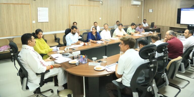 किसानों से अधिकारियों की शिकायत आने पर उन अधिकारियों पर होगी कड़ी कार्यवाही: मंत्री श्री गोविंद सिंह राजपूत माल जमा होते ही तत्काल करें स्वीकृति पत्रक जारी, ताकि किसानों का जल्द से जल्द हो भुगतान : मंत्री श्री गोविंद सिंह राजपूत जिनके स्लॉट बुक हो चुके हैं, तुलाई हो चुकी है उनकी समयावधि बढ़ाने के निर्देश ट्रांसपोर्टरों की लापरवाही नहीं की जाएगी बर्दाश्त, की जाएगी सख्त कार्यवाही कलेक्टर सभागार में कलेक्टर सहित खाद्य, मंडी, कृषि एवं उपार्जन समिति की समीक्षा बैठक आयोजित सागर 19 मई 2026 खाद्य, नागरिक आपूर्ति एवं उपभोक्ता संरक्षण मंत्री श्री गोविंद सिंह राजपूत ने मंगलवार को कलेक्टर सभागार में खाद्य विभाग, जिला मंडी बोर्ड, कृषि सहित उपार्जन समिति एवं संबंधित विभागों के अधिकारियों की समीक्षा बैठक ली। बैठक में उपार्जन कार्यों की प्रगति, किसानों को हो रही सुविधाओं तथा परिवहन एवं भुगतान व्यवस्था की विस्तार से समीक्षा की गई। जिसमें मंत्री श्री राजपूत ने सख्त लहजे में अधिकारियों को निर्देशित किया कि किसानों से किसी भी अधिकारी की लापरवाही की शिकायत आने पर उस अधिकारी के खिलाफ सख्त से सख्त कार्यवाही की जाएगी। किसानों को किसी भी प्रकार की परेशानी नहीं होनी चाहिए। बैठक में उन्होंने परिवहन व्यवस्था को लेकर सख्त लहजे में अधिकारियों को निर्देशित किया कि परिवहन व्यवस्था में लापरवाही करने वाले ट्रांसपोर्टरों या देरी करने वाले संबंधित अधिकारियों को बख्शा नहीं जाएगा। उन्होंने बैठक में कहा कि जिन किसानों के पहले स्लॉट बुक हो चुके हैं तथा तुलाई हो चुकी है उनकी समयावधि बढ़ाई जाएगी। इसके साथ ही उन्होंने केसली के साइलो बैग में एक हजार क्विंटल खराब गेहूं के संबंध में कार्यवाही के अधिकारियों को निर्देश देते हुए बारदाना ठेकेदार द्वारा बरती गई लापरवाही पर नाराजगी व्यक्त की एवं कहा कि ठेकेदार का कार्य समिति तक बारदाना पहुंचाना था, लेकिन ठेकेदार द्वारा एक ही स्थान पर बारदाना रख दिया गया, जिससे अव्यवस्था हुई। इसको लेकर अधिकारियों को कार्यवाही करने के निर्देश दिए। साथ ही उन्होंने कहा कि वेयरहाउस में किसानों का गेहूं जमा होते ही उन्हें तत्काल स्वीकृति पत्रक जारी करें, ताकि किसानों को जल्द से जल्द भुगतान हो सके। उन्होंने कलेक्टर को वेयरहाउस मैनेजर पर माल जमा न करने की शिकायत पर कड़ी कार्यवाही करने के निर्देश दिए। बैठक में कलेक्टर श्रीमती प्रतिभा पाल, अपर कलेक्टर अविनाश रावत, सिटी मजिस्ट्रेट गगन सिंह, डिप्टी कलेक्टर विजय डहेरिया, श्रीमती ज्योति बघेल, राजेश त्रिपाठी, राहुल बघेल सहित अन्य विभागों के अधिकारी मौजूद थे। बैठक के दौरान मंत्री श्री राजपूत ने अधिकारियों को सख्त निर्देश देते हुए कहा कि उपार्जन कार्य में किसी भी प्रकार की लापरवाही बर्दाश्त नहीं की जाएगी। यदि किसानों को किसी भी प्रकार की परेशानी हुई तो संबंधित अधिकारियों के खिलाफ कार्रवाई की जाएगी। उन्होंने कहा कि किसानों की सुविधा और समय पर भुगतान शासन की सर्वोच्च प्राथमिकता है। उन्होंने कहा कि सभी उपार्जन केंद्रों पर छह तौल कांटों से कम नहीं होना चाहिए तथा सभी केंद्रों पर लगातार उपार्जन कार्य किया जाए। उन्होंने कहा कि सभी उपार्जन केंद्रों पर किसान भाइयों को सभी मूलभूत सुविधाएं उपलब्ध कराई जाएं, जिसमें प्रमुख रूप से पेयजल एवं धूप से बचने के लिए छाया की व्यवस्थाएं सुनिश्चित की जाएं। उन्होंने निर्देश दिए कि सभी उपार्जन केंद्रों पर बारदाने की उपलब्धता हमेशा सुनिश्चित रहे, इसका विशेष ध्यान रखा जाए। सागर जिले में 173 उपार्जन केंद्रों पर जारी है कार्य अधिकारियों ने मंत्री श्री राजपूत को जानकारी देते हुए बताया कि सागर जिले में कुल 173 उपार्जन केंद्रों पर समर्थन मूल्य पर उपार्जन का कार्य किया जा रहा है। आज दिनांक तक 45,210 किसानों से 3,14,557 मीट्रिक टन उपज का उपार्जन किया जा चुका है। अधिकारियों ने बताया कि जिले में कुल 77,337 किसानों ने पंजीयन कराया था, जिनमें से 55,935 किसानों द्वारा स्लॉट बुकिंग कराई गई है। परिवहन और भुगतान व्यवस्था की भी समीक्षा बैठक में बताया गया कि आज दिनांक तक 2,41,159 मीट्रिक टन उपज का परिवहन किया जा चुका है। वहीं जिले में वर्तमान में 965 गठान बारदाना उपलब्ध है। अधिकारियों ने जानकारी दी कि अब तक 27,197 किसानों को 395.2 करोड़ रुपए का भुगतान किया जा चुका है। उप संचालक कृषि द्वारा जानकारी दी गई कि जिले में कुल 69,856 किसानों द्वारा 1,25,000 हेक्टेयर में चना-मसूर का पंजीयन कराया गया है, जिसमें अब तक 35,018 किसानों द्वारा स्लॉट बुकिंग करके 28,300 किसानों से कुल 70,000 एमटी चना-मसूर की बिक्री की गई है। जिले में कुल 56,000 एमटी परिवहन हेतु आरटीटीयू है, जबकि 42,000 एमटी परिवहन कर 30,000 एमटी स्वीकृत करते हुए 161.00 करोड़ रुपए किसानों का भुगतान किया गया है। मंत्री श्री राजपूत द्वारा उपस्थित उपार्जन समिति अधिकारियों को निर्देशित किया गया कि आगामी सात दिवस में शत-प्रतिशत परिवहन करते हुए किसानों का तत्काल भुगतान कराया जाना सुनिश्चित करें। साथ ही उन्होंने क्षेत्रीय प्रबंधक वेयरहाउसिंग कॉर्पोरेशन को भी निर्देशित किया कि किसी भी केंद्र में किसानों के भंडारण में देरी नहीं होना चाहिए। समस्त प्रबंधकों को निर्देशित करें कि तत्काल परिवहन मात्रा का भंडारण कराकर स्वीकृत करें और वेयरहाउस रसीद जारी की जाए, जिससे समय से किसानों का भुगतान हो सके। किसानों की सुविधा सर्वोच्च प्राथमिकता मंत्री श्री राजपूत ने अधिकारियों को निर्देशित किया कि उपार्जन केंद्रों पर किसानों को किसी प्रकार की असुविधा न हो, इसके लिए सभी आवश्यक व्यवस्थाएं सुनिश्चित की जाएं। उन्होंने कहा कि किसानों को समय पर तौल, परिवहन और भुगतान की सुविधा उपलब्ध कराना प्रशासन की जिम्मेदारी है। 220/1620/2026 फोटो संलग्न
