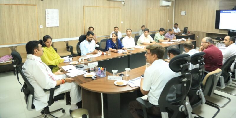 किसानों से अधिकारियों की शिकायत आने पर उन अधिकारियों पर होगी कड़ी कार्यवाही: मंत्री श्री गोविंद सिंह राजपूत माल जमा होते ही तत्काल करें स्वीकृति पत्रक जारी, ताकि किसानों का जल्द से जल्द हो भुगतान : मंत्री श्री गोविंद सिंह राजपूत जिनके स्लॉट बुक हो चुके हैं, तुलाई हो चुकी है उनकी समयावधि बढ़ाने के निर्देश ट्रांसपोर्टरों की लापरवाही नहीं की जाएगी बर्दाश्त, की जाएगी सख्त कार्यवाही कलेक्टर सभागार में कलेक्टर सहित खाद्य, मंडी, कृषि एवं उपार्जन समिति की समीक्षा बैठक आयोजित सागर 19 मई 2026 खाद्य, नागरिक आपूर्ति एवं उपभोक्ता संरक्षण मंत्री श्री गोविंद सिंह राजपूत ने मंगलवार को कलेक्टर सभागार में खाद्य विभाग, जिला मंडी बोर्ड, कृषि सहित उपार्जन समिति एवं संबंधित विभागों के अधिकारियों की समीक्षा बैठक ली। बैठक में उपार्जन कार्यों की प्रगति, किसानों को हो रही सुविधाओं तथा परिवहन एवं भुगतान व्यवस्था की विस्तार से समीक्षा की गई। जिसमें मंत्री श्री राजपूत ने सख्त लहजे में अधिकारियों को निर्देशित किया कि किसानों से किसी भी अधिकारी की लापरवाही की शिकायत आने पर उस अधिकारी के खिलाफ सख्त से सख्त कार्यवाही की जाएगी। किसानों को किसी भी प्रकार की परेशानी नहीं होनी चाहिए। बैठक में उन्होंने परिवहन व्यवस्था को लेकर सख्त लहजे में अधिकारियों को निर्देशित किया कि परिवहन व्यवस्था में लापरवाही करने वाले ट्रांसपोर्टरों या देरी करने वाले संबंधित अधिकारियों को बख्शा नहीं जाएगा। उन्होंने बैठक में कहा कि जिन किसानों के पहले स्लॉट बुक हो चुके हैं तथा तुलाई हो चुकी है उनकी समयावधि बढ़ाई जाएगी। इसके साथ ही उन्होंने केसली के साइलो बैग में एक हजार क्विंटल खराब गेहूं के संबंध में कार्यवाही के अधिकारियों को निर्देश देते हुए बारदाना ठेकेदार द्वारा बरती गई लापरवाही पर नाराजगी व्यक्त की एवं कहा कि ठेकेदार का कार्य समिति तक बारदाना पहुंचाना था, लेकिन ठेकेदार द्वारा एक ही स्थान पर बारदाना रख दिया गया, जिससे अव्यवस्था हुई। इसको लेकर अधिकारियों को कार्यवाही करने के निर्देश दिए। साथ ही उन्होंने कहा कि वेयरहाउस में किसानों का गेहूं जमा होते ही उन्हें तत्काल स्वीकृति पत्रक जारी करें, ताकि किसानों को जल्द से जल्द भुगतान हो सके। उन्होंने कलेक्टर को वेयरहाउस मैनेजर पर माल जमा न करने की शिकायत पर कड़ी कार्यवाही करने के निर्देश दिए। बैठक में कलेक्टर श्रीमती प्रतिभा पाल, अपर कलेक्टर अविनाश रावत, सिटी मजिस्ट्रेट गगन सिंह, डिप्टी कलेक्टर विजय डहेरिया, श्रीमती ज्योति बघेल, राजेश त्रिपाठी, राहुल बघेल सहित अन्य विभागों के अधिकारी मौजूद थे। बैठक के दौरान मंत्री श्री राजपूत ने अधिकारियों को सख्त निर्देश देते हुए कहा कि उपार्जन कार्य में किसी भी प्रकार की लापरवाही बर्दाश्त नहीं की जाएगी। यदि किसानों को किसी भी प्रकार की परेशानी हुई तो संबंधित अधिकारियों के खिलाफ कार्रवाई की जाएगी। उन्होंने कहा कि किसानों की सुविधा और समय पर भुगतान शासन की सर्वोच्च प्राथमिकता है। उन्होंने कहा कि सभी उपार्जन केंद्रों पर छह तौल कांटों से कम नहीं होना चाहिए तथा सभी केंद्रों पर लगातार उपार्जन कार्य किया जाए। उन्होंने कहा कि सभी उपार्जन केंद्रों पर किसान भाइयों को सभी मूलभूत सुविधाएं उपलब्ध कराई जाएं, जिसमें प्रमुख रूप से पेयजल एवं धूप से बचने के लिए छाया की व्यवस्थाएं सुनिश्चित की जाएं। उन्होंने निर्देश दिए कि सभी उपार्जन केंद्रों पर बारदाने की उपलब्धता हमेशा सुनिश्चित रहे, इसका विशेष ध्यान रखा जाए। सागर जिले में 173 उपार्जन केंद्रों पर जारी है कार्य अधिकारियों ने मंत्री श्री राजपूत को जानकारी देते हुए बताया कि सागर जिले में कुल 173 उपार्जन केंद्रों पर समर्थन मूल्य पर उपार्जन का कार्य किया जा रहा है। आज दिनांक तक 45,210 किसानों से 3,14,557 मीट्रिक टन उपज का उपार्जन किया जा चुका है। अधिकारियों ने बताया कि जिले में कुल 77,337 किसानों ने पंजीयन कराया था, जिनमें से 55,935 किसानों द्वारा स्लॉट बुकिंग कराई गई है। परिवहन और भुगतान व्यवस्था की भी समीक्षा बैठक में बताया गया कि आज दिनांक तक 2,41,159 मीट्रिक टन उपज का परिवहन किया जा चुका है। वहीं जिले में वर्तमान में 965 गठान बारदाना उपलब्ध है। अधिकारियों ने जानकारी दी कि अब तक 27,197 किसानों को 395.2 करोड़ रुपए का भुगतान किया जा चुका है। उप संचालक कृषि द्वारा जानकारी दी गई कि जिले में कुल 69,856 किसानों द्वारा 1,25,000 हेक्टेयर में चना-मसूर का पंजीयन कराया गया है, जिसमें अब तक 35,018 किसानों द्वारा स्लॉट बुकिंग करके 28,300 किसानों से कुल 70,000 एमटी चना-मसूर की बिक्री की गई है। जिले में कुल 56,000 एमटी परिवहन हेतु आरटीटीयू है, जबकि 42,000 एमटी परिवहन कर 30,000 एमटी स्वीकृत करते हुए 161.00 करोड़ रुपए किसानों का भुगतान किया गया है। मंत्री श्री राजपूत द्वारा उपस्थित उपार्जन समिति अधिकारियों को निर्देशित किया गया कि आगामी सात दिवस में शत-प्रतिशत परिवहन करते हुए किसानों का तत्काल भुगतान कराया जाना सुनिश्चित करें। साथ ही उन्होंने क्षेत्रीय प्रबंधक वेयरहाउसिंग कॉर्पोरेशन को भी निर्देशित किया कि किसी भी केंद्र में किसानों के भंडारण में देरी नहीं होना चाहिए। समस्त प्रबंधकों को निर्देशित करें कि तत्काल परिवहन मात्रा का भंडारण कराकर स्वीकृत करें और वेयरहाउस रसीद जारी की जाए, जिससे समय से किसानों का भुगतान हो सके। किसानों की सुविधा सर्वोच्च प्राथमिकता मंत्री श्री राजपूत ने अधिकारियों को निर्देशित किया कि उपार्जन केंद्रों पर किसानों को किसी प्रकार की असुविधा न हो, इसके लिए सभी आवश्यक व्यवस्थाएं सुनिश्चित की जाएं। उन्होंने कहा कि किसानों को समय पर तौल, परिवहन और भुगतान की सुविधा उपलब्ध कराना प्रशासन की जिम्मेदारी है। 220/1620/2026 फोटो संलग्न