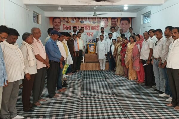 भारत रत्न पूर्व प्रधानमंत्री श्रद्धेय राजीव गांधी की पुण्यतिथि पर कांग्रेस कार्यालय में दी गई श्रद्धांजलि