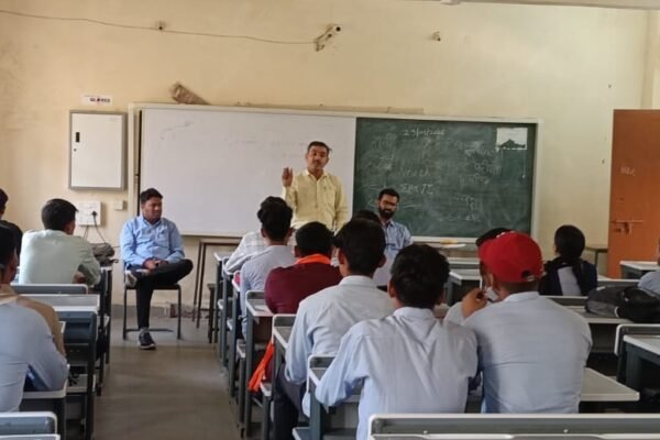 परीक्षा से पूर्व छात्रों में भरा जोश: अग्रणी महाविद्यालय में ‘प्रेरणा एवं लक्ष्य निर्धारण’ पर कार्यशाला संपन्न