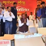 सागर। पूर्व गृहमंत्री, खुरई विधायक श्री भूपेन्द्र सिंह के जन्मदिन पर आयोजित चार दिवसीय रक्तदान शिविर में पिछले वर्ष का रिकार्ड तोड़ते कुल 2221 यूनिट ब्लड डोनेशन हुआ। अविराज सिंह के जन्मदिन पर एकत्रित यूनिट ब्लड को भी जोड़ें तो इस 12 वर्षीय आयोजन के माध्यम से कुल 15903 यूनिट रक्त सरकारी अस्पतालों को सौंपा जा चुका है,। यह रक्तदान शिविर की विशालता इससे समझी जा सकती है कि सागर जिला ब्लडबैंक में जगह नहीं होने पर यहां एकत्रित हो रहा ब्लड संग्रहीत करने सागर संभाग के छतरपुर, टीकमगढ़, पन्ना, दमोह, सागर, विदिशा जिलों के शासकीय जिला चिकित्सालयों के ब्लड बैंकों के साथ साथ भोपाल हमीदिया अस्पताल और गांधी मेडीकल कालेज के ब्लडबैंकों की टीमें सागर में रक्तदान शिविर स्थल होटल ग्रैंड दीपाली के सिग्नेचर हाल पहुंचीं। इन सभी को ब्लड कलेक्शन सौंपते हुए पूर्व गृहमंत्री, खुरई विधायक श्री भूपेन्द्र सिंह ने रक्त की थैलियों को श्रद्धा से प्रमाण कर रक्तदाताओं के प्रति कृतज्ञता प्रकट की। उन्होंने आज मंच से सागर जिला अस्पताल के ब्लडबैंक को बुंदेलखंड मेडीकल कालेज के लिए हस्तांतरित किए जाने संबंधी स्वास्थ्य विभाग का आदेश जारी होने की सूचना दी और कहा कि कुछ समय में यह ब्लड बैंक उन्नयन होकर बीएमसी में अत्याधुनिक सुविधाओं सहित 5000 की क्षमता के साथ संचालित होगा। चार दिवसीय विशाल रक्तदान शिविर के समापन दिवस का शुभारंभ महंत केशव गिरि जी महाराज, गुरुद्वारा सागर के मुख्य ग्रंथी श्री ज्ञानी गुरबचन सिंह और दिगंबर जैन समाज के पं राजकुमार शास्त्री की उपस्थिति में हुआ। समापन दिवस पर आयोजित शुभारंभ सत्र में संत केशव जी महाराज ने पूर्व गृहमंत्री एवं वरिष्ठ विधायक भूपेन्द्र सिंह द्वारा विगत 12 वर्षों से निरंतर आयोजित किए जा रहे रक्तदान शिविर को “महादान का महाकुंभ” बताते हुए कहा कि समाज में अनेक प्रकार के दान बताए गए हैं, लेकिन रक्तदान ऐसा दान है, जो सीधे किसी व्यक्ति के जीवन की रक्षा करता है। संत केशव जी महाराज ने कहा कि श्री भूपेन्द्र सिंह ने अपने जन्मदिवस को सेवा और मानवता से जोड़कर एक अनुकरणीय परंपरा स्थापित की है। 12 वर्षों पूर्व जिस सेवा रूपी पौधे को उन्होंने लगाया था, आज वह विशाल वटवृक्ष बन चुका है। इस अभियान से हजारों लोग जुड़ रहे हैं और बड़ी संख्या में रक्त एकत्रित होकर जरूरतमंदों तक पहुंच रहा है। उन्होंने कहा कि यह केवल आयोजन नहीं, बल्कि मानव सेवा का ऐसा पुण्य प्रकल्प है, जिसने समाज में नई चेतना जगाई है। महंत केशव गिरी ने रक्तदाताओं की सराहना करते हुए कहा कि जो व्यक्ति किसी अनजान जरूरतमंद के जीवन को बचाने के लिए रक्तदान करता है, वह वास्तव में मानवता की सर्वोच्च सेवा करता है। रामचरितमानस का उल्लेख करते हुए उन्होंने कहा कि “परहित सरिस धर्म नहिं भाईष्, मानव सेवा से बड़ा कोई धर्म नहीं है।संत श्री केशव जी महाराज ने कहा कि श्री भूपेन्द्र सिंह के इस सेवा अभियान में उनका परिवार, सहयोगी, मित्र और समाज के अनेक लोग जिस समर्पण से जुड़े हैं, वह इस बात का प्रमाण है कि यह अभियान अब जनआंदोलन का रूप ले चुका है।गुरुसिंह सभा सागर के मुख्य ग्रंथी ज्ञानी गुरूवचन सिंह जी ने पूर्व गृहमंत्री एवं वरिष्ठ विधायक श्री भूपेन्द्र सिंह द्वारा जन्मदिवस की पूर्व वेला में आयोजित चार दिवसीय रक्तदान शिविर को मानव सेवा का अद्वितीय अभियान बताया। उन्होंने कहा कि श्री भूपेन्द्र सिंह ने 12 वर्षों से रक्तदान को जनसेवा का माध्यम बनाकर समाज के सामने एक प्रेरणादायी उदाहरण प्रस्तुत किया है। राजनीति और सार्वजनिक जीवन में व्यस्त रहने के बावजूद वे निरंतर ऐसे सेवा कार्यों से जुड़े हुए हैं, जो सीधे मानव जीवन से संबंधित हैं। उन्होंने कहा कि श्री भूपेन्द्र सिंह द्वारा प्रारंभ किया गया यह अभियान अब एक महायज्ञ का स्वरूप ले चुका है, जिसमें समाज के सभी वर्ग सहभागी बन रहे हैं। उन्होंने रक्तदान शिविर में सहयोग देने वाले चिकित्सकों, नर्सिंग स्टाफ, स्वयंसेवकों और सभी रक्तदाताओं की भी सराहना करते हुए कहा कि सभी के सामूहिक सहयोग से ही इतना बड़ा सेवा कार्य सफल हो पा रहा है। समापन दिवस के शुभारंभ सत्र में शास्त्री राजकुमार जैन ने पूर्व गृहमंत्री एवं वरिष्ठ विधायक भूपेन्द्र सिंह के व्यक्तित्व और उनके रक्तदान अभियान की सराहना करते हुए कहा कि उनके जीवन के कण-कण में परोपकार की भावना समाहित है। उन्होंने संस्कृत के प्रसिद्ध श्लोक “परोपकाराय वहन्ति नद्यः३” का उल्लेख करते हुए कहा कि जिस प्रकार नदियां, वृक्ष और गौमाता दूसरों के कल्याण के लिए अपना अस्तित्व समर्पित करती हैं, उसी प्रकार श्री भूपेन्द्र सिंह का जीवन भी समाज सेवा और मानव कल्याण के लिए समर्पित दिखाई देता है। उन्होंने कहा कि जन्मदिन मनाने की वास्तविक सार्थकता केवल औपचारिक उत्सवों में नहीं, बल्कि मानव सेवा से जुड़े कार्यों में है। शास्त्री राजकुमार जैन ने कहा कि श्री भूपेन्द्र सिंह के नेतृत्व और उनकी सहृदयता का ही परिणाम है कि बड़ी संख्या में लोग इस महादान से जुड़ रहे हैं। सात जिलों और दो मेडीकल कालेजों को मिला इस रक्तदान शिविर से रक्त इस चार दिवसीय विशाल रक्तदान शिविर में संग्रहीत हुए 2221 यूनिट रक्त निधि को सागर जिला चिकित्सालय ब्लडबैंक के अलावा, पन्ना, छतरपुर, दमोह, टीकमगढ़ तथा विदिशा के जिला अस्पतालों को सौंपा गया है। इसके अलावा भोपाल की हमीदिया अस्पताल और गांधी मेडीकल कालेज के संयुक्त ब्लडबैंक की टीम ने भी यहां से बड़ी मात्रा में रक्त संग्रहीत किया है। चैथे दिवस छतरपुर जिला चिकित्सालय को 100 यूनिट, पन्ना जिला चिकित्सालय को 100 यूनिट, विदिशा जिला चिकित्सालय को 167 यूनिट खुरई सिविल अस्पताल के ब्लडबैंक को 50 यूनिट रक्त सौंपा गया है। भोपाल के हमीदिया जिला चिकित्सालय एवं गांधी मेडीकल कॉलेज को चैथे दिवस अर्जित 275 यूनिट ब्लड सौंपा गया। उल्लेखनीय है कि तीसरे दिन दमोह जिला अस्पताल को 55 यूनिट तथा टीकमगढ़ जिला अस्पताल को 75 यूनिट ब्लड सौंपा गया था। इस मायने में भी यह रक्तदान शिविर अनूठा है कि यहां रक्तदाताओं का इतना बड़ा समूह एक साथ आ कर रक्तदान करता है जिससे कई जिलों को रक्त यूनिटों को योगदान मिल जाता है। भोपाल स्थित निजी अस्पतालों को भी रक्त इस शर्त पर दिया जाता है कि वहां सागर जिले के मरीजों को निशुल्क रक्त उपलब्ध कराया जाए। जिला चिकित्सालय का ब्लडबैंक बीएमसी को हस्तांतरित करने आदेश जारी हुआ, पूर्व मंत्री श्री भूपेन्द्र सिंह ने शिविर के मंच से दी जानकारी पूर्व गृहमंत्री, खुरई विधायक श्री भूपेन्द्र सिंह ने अपने संबोधन में यह महत्वपूर्ण जानकारी सार्वजनिक की है कि आज स्वास्थ्य विभाग की ओर से यह आदेश जारी हो गया है जिसके द्वारा सागर जिला चिकित्सालय का ब्लडबैंक बुंदेलखंड मेडीकल कालेज को हस्तांतरित कर दिया गया है। उन्होंने कहा कि गत सप्ताह जिला विकास समन्वय समिति की बैठक में उपमुख्यमंत्री, जिला प्रभारी मंत्री एवं स्वास्थ्य एवं चिकित्सा शिक्षा मंत्री डा श्री राजेन्द्र शुक्ल जी के समक्ष उन्होंने इस आशय का प्रस्ताव रखा था। उपमुख्यमंत्री डा शुक्ल ने बुंदेलखंड मेडीकल कालेज में 5000 यूनिट की क्षमता योग्य, सेपरेशन यूनिट सहित अत्याधुनिक सुविधाओं से युक्त ब्लडबैंक की स्थापना हेतु 5.75 करोड़ की राशि पहले ही स्वीकृत कर दी है और आज जिला चिकित्सालय का ब्लडबैंक बुंदेलखंड मेडीकल कालेज को हस्तांतरित कर दिया गया है जिसका उन्नयन 5000 यूनिट क्षमता वाले ब्लडबैंक के रूप में होगा। ब्लडबैंक हस्तांतरण का आदेश जारी करने के लिए पूर्व गृहमंत्री खुरई विधायक श्री भूपेन्द्र सिंह ने मुख्यमंत्री डा मोहन यादव, उपमुख्यमंत्री डा राजेंद्र शुक्ल का आभार जताया है। 20 मई की संध्या होगा रक्तार्पण समारोह, सभी रक्तदाता आमंत्रित, पूर्व मंत्री श्री भूपेन्द्र सिंह की अपील फूल-मालाएं, पुष्प गुच्छ नहीं लाएं पूर्व गृहमंत्री ने समापन दिवस पर रक्तदाताओं का आभार व्यक्त करते हुए कहा कि मैं आपका ऋणी हो गया हूं। उन्होंने 20 मई की संध्या अपने जन्मदिन पर होटल ग्रैंड दीपाली आयोजित सहभोज, सांस्कृतिक एवं रक्तार्पण कार्यक्रम में चार दिवसीय रक्तदान शिविर में आए सभी रक्तदाताओं, शिविर में ड्यूटी पर स्वास्थ्य विभाग एवं बीएमसी से आए सभी चिकित्सा, टेक्नीशियन एवं नर्सिंग स्टाफ तथा आयोजन समिति के सभी सदस्यों को आमंत्रित किया है। उन्होंने अपने जन्मदिन के कार्यक्रम में आने वाले सभी गणमान्यों से अपील की है कि वे पुष्प गुच्छ और फूल-मालाएं साथ में नहीं लाएं। समापन दिवस पर खुरई के वरिष्ठ भाजपा नेता विजय जैन बट्टी ने 21 सीलिंग फेन भेंट कर पूर्व गृहमंत्री श्री भूपेन्द्र सिंह का स्वागत किया। आर के अरजरिया एमपीईबी ने ने अनेक 20 बेडशीट भेंट कर उनका स्वागत किया। श्री भूपेन्द्र सिंह ने कहा कि यह केवल रक्तदान शिविर नहीं, बल्कि मानवता का महाअभियान है, जो समाज के सामूहिक सहयोग से आगे बढ़ रहा है। उन्होंने आयोजन समिति, चिकित्सकों, नर्सिंग स्टाफ, स्वयंसेवकों और सभी रक्तदाताओं का आभार व्यक्त करते हुए कहा कि सभी के सहयोग से यह सेवा कार्य निरंतर नई ऊंचाइयों तक पहुंच रहा है। खुद किया और प्रेरित कर अपनों से कराया रक्तदान चौथे दिन की प्रथम रक्तदाता पूर्व मंत्री श्री भूपेन्द्र सिंह की बेटी काजल सिंह रहीं और शिविर के अंतिम रक्तदाता उनके पुत्र अविराज ने किया। क्षत्रिय महासभा जिला सागर के अध्यक्ष लखन सिंह ने चार दिनों में 100 से अधिक सदस्यों के साथ रक्तदान किया। भाजपा जिला उपाध्यक्ष पुष्पेंद्र परिहार ने 40 साथियों सहित, देवरी से विधायक बृजबिहारी पटैरिया की बेटी प्रियंका पटैरिया ने 35 साथियों के साथ, खुरई से पार्षद अजीतसिंह अजमानी ने 30 साथियों सहित, मंडल अध्यक्ष मालथौन अरविंद लोधी व ईश्वर राय ने 22, पुत्तीराजा पलेथनी ने पारदी समाज के 15 लोगों को प्रेरित कर रक्तदान कराया, बरोदिया मंडल अध्यक्ष नीतेश यादव ने 45 साथियों सहित, सुदीप दुबे रजवांस ने 15 साथियों सहित, श्रीजा फाऊंडेशन के पुनीत पांडे गोरखपुर ने 10साथियों सहित, नपा अध्यक्ष श्रीमती नन्हीं बाई अहिरवार ने 7 साथियों सहित, उदयपाल राजा परमार ने 10 साथियों सहित, इंद्रपाल सिंह राजपूत देवपुरा ने 8 साथियों सहित, नीरजसिंह परसोन ने 8, जाहर सिंह लोधी अंडेला 10,बलवीर सिंह लोंगर ने 10, दयाराम चैरसिया ने 6 साथियों सहित, दुगाहा कलां सरपंच रामसहाय कुशवाहा ने 6 साथियों, सुरेन्द्र सिंह बांदरी ने 6, जितेन्द्र सिंह देवताजी ने 5, आदित्य ठाकुर शब्दा ने 7, रहीस यादव सरपंच ने 5,शरद जैन बंटी सागर ने 10 साथियों के साथ, पुष्पेंद्र सिंह तोमर अटा ने 11 साथियों सहित, अनिल पाराशर ने 17, विश्वनाथ सिंह लोधी के साथ 6,चित्तर सिंह ने 8 तथा आशीष पटैरिया मालथौन ने 10, राजपाल सिंह मढ़िया कीरत ने 5, शत्रुघ्न सिंह सरपंच गढ़ौला ने 10, मंडल अध्यक्ष राजपाल सिंह राजपूत ने 10,सुरपाल यादव सागौनी 7, शिवराज कुशवाहा कुमरोल 9, चैन सिंह लोधी तेवरी 9, रामकुमार ठाकुर इमलिया 8, श्रीराम लोधी मुड़िया 6,कुलदीप सिंह परमार ने 5,बिजेंद्र सिंह सरपंच ने 5, प्रमोद तिवारी मालथौन ने 5, राजू सिंह नगदा 5, शुभम घोसी ने 5, उमेश यादव ने 5, गोविंद -मनोज सिंह सहावन ने 45 साथियों सहित, वीर सिंह यादव कुलुआ 8 तथा अंकित सिंह बरोदिया ने 15, विक्रम अहिरवार पार्षद ने 13 साथियों सहित रक्तदान किया। सागर नगर निगम अध्यक्ष वृंदावन अहिरवार, मनोज डेंगरे तथा खुरई के पत्रकारों अमित दुबे, विष्णु पाराशर, हिमांशु बजाज, करतार यादव, प्रशांत श्रीवास्तव सहित सात लोगों ने रक्तदान किया। ये रहे उपस्थित पूर्व सांसद राजबहादुर सिंह, डा सुशील तिवारी, कुश कल्याण बोर्ड अध्यक्ष प्रभु दयाल पटेल, श्रीमती संध्या भार्गव, प्रियंका बृजबिहारी पटैरिया, विजय जैन बट्टी, संतोष रोहित, नपा अध्यक्ष श्रीमती नन्हीं बाई अहिरवार, खुरई जनपद सीईओ श्रीमती मीना कश्यप, सीएमओ राजेश मेहतेल एवं संजय समुद्रसे, डा सुशील भार्गव, निगम परिषद अध्यक्ष वृंदावन वार्ड, पार्षदों में विनोद तिवारी, शैलेंद्र ठाकुर, राजकुमार पटेल, बुंदेलखंड विकास प्राधिकरण के पूर्व अध्यक्ष डालचंद पटेल, पप्पू गुप्ता, महेंद्र गुप्ता, जाहर सिंह, लक्ष्मण सिंह, सोमेश जड़िया, रूबी पटेल, सूरज घोसी, रामू ठेकेदार, कन्हई पटेल, प्रहलाद पटेल, विशाल खटीक, धर्मेन्द्र अहिरवार, धर्मेन्द्र खटीक, मनोज डेंगरे, रिशांक तिवारी, अजीत सिंह नीटू अजमानी, मंडल अध्यक्ष रवींद्र सिंह राजपूत, अरविंद सिंह लोधी, अनिल पाराशर, राजपाल सिंह राजपूत, नीतेश यादव, नीटू चावला, अर्पित पांडे, सतेंद्र सिंह, क्षत्रिय महासभा जिला सागर अध्यक्ष लखन सिंह,विक्रम सिंह सागौनी, नासिर मकरानी, अंकित विश्वकर्मा, प्रदीप पांडे, गोलू श्रीवास्तव, नरेन्द्र सिंह बामोरा,उत्तम सिंह बामोरा, सिद्धार्थ सिंह सिद्धू बामोरा, नवीन भट्ट्, अरविंद तोमर, शुभम घोसी, प्रतीक चैकसे, अजय तिवारी देवलचैरी, अजय तिवारी, पत्रकार पंकज सोनी, उमेश यादव, सतेंद्र सिंह होरा, अतुल नेता, तुलसी राम अहिरवार, मनोज दुबे पार्षद, केके ठाकुर गोरा, राजीव सोनी, शरद जैन बंटी, रामराजा बनखिरिया, रविंद्र सिंह सागौनी, विक्रम सिंह सागौनी, राजू राजपूत जैसीनगर, आनंद सोलंकी मकरोनिया, राहुल सिंह महुआ खेड़ा, युवराज सिंह रहली, आशीष सिंह कुसुम गढ़, दयाराम चैरसिया, लोकेंद्र सिंह लंबरदार बंडा, कृष्णासिंह बंडा, वींरेंद्र सिंह बरोदिया राकेश चैबे, आशीष पटैरिया, रामसेवक तिवारी, दलहन संघ अध्यक्ष महेश साहू, महेंद्र साहू, शैलेंद्र साहू, प्रवेश सिंह ठाकुर, कृष्ण गोपाल सिंह कनउ, भूरे यादव खुरई, महेंद्र विक्रम सिंह, संदीप सोनी एडवोकेट, मोहन अग्रवाल,अरविंद जैन ताजपुर, मनोज शुक्ला, श्रीचंद जैन, प्रीतम सिंह राजपूत देवरी, कृपाशंकर चैबे कनेरा, गजेंद्र सिंह राजपूत, संतोष दुबे,राजा जी परमार झकनी, देवेंद्र सिंह पीपरखिरिया, रामपाल घोषी सरपंच, जितेंद्र सिंह खटोरा, जितेंद्र सिंह पिठौरिया, रविंद्र सिंह बरोदिया, दीनदयाल बरोदिया, इंद्रपाल सिंह राजपूत देवपुरा, नीरज सिंह परसोन, अभिजीत सिंह गोल्डी उदयपुरा, आलोक सिंह कौटिल्य अकादमी, रवींद्र वैश्य मढ़पिपरिया, देवेंद्र सिंह हिलगन, महेश नेमा सहित अनेक गणमान्य जन उपस्थित रहे। चिकित्सकीय स्टाफ में डा नीना गिडियन, डा ममता तिमोरे, डा प्रमेंद्र सिंह डीन बीएमसी सागर, अधीक्षक डा राजेश जैन, डा अमर गंगवानी, डा रामजी ठाकुर, डा महेश जैन, एसोसिएट प्रोफेसर डा संतोष गौड़ बीएमसी, डा धीरेंद्र कुमार पटेल पैथालाजिस्ट, डा श्वेता गौतम मेडीसिन, डा तुषार मिश्रा खुरई ,काउंसलर प्रीति जैन, जिला चिकित्सालय एवं बीएमसी के नर्सिंग स्टाफ, लैब टैक्नीशियन स्टाफ, खुरई एवं मालथौन अस्पतालों के स्टाफ ने इस रक्तदान शिविर की सफलता में महत्वपूर्ण योगदान किया।