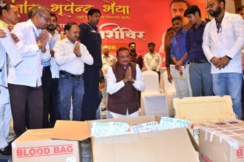 सागर। पूर्व गृहमंत्री, खुरई विधायक श्री भूपेन्द्र सिंह के जन्मदिन पर आयोजित चार दिवसीय रक्तदान शिविर में पिछले वर्ष का रिकार्ड तोड़ते कुल 2221 यूनिट ब्लड डोनेशन हुआ। अविराज सिंह के जन्मदिन पर एकत्रित यूनिट ब्लड को भी जोड़ें तो इस 12 वर्षीय आयोजन के माध्यम से कुल 15903 यूनिट रक्त सरकारी अस्पतालों को सौंपा जा चुका है,। यह रक्तदान शिविर की विशालता इससे समझी जा सकती है कि सागर जिला ब्लडबैंक में जगह नहीं होने पर यहां एकत्रित हो रहा ब्लड संग्रहीत करने सागर संभाग के छतरपुर, टीकमगढ़, पन्ना, दमोह, सागर, विदिशा जिलों के शासकीय जिला चिकित्सालयों के ब्लड बैंकों के साथ साथ भोपाल हमीदिया अस्पताल और गांधी मेडीकल कालेज के ब्लडबैंकों की टीमें सागर में रक्तदान शिविर स्थल होटल ग्रैंड दीपाली के सिग्नेचर हाल पहुंचीं। इन सभी को ब्लड कलेक्शन सौंपते हुए पूर्व गृहमंत्री, खुरई विधायक श्री भूपेन्द्र सिंह ने रक्त की थैलियों को श्रद्धा से प्रमाण कर रक्तदाताओं के प्रति कृतज्ञता प्रकट की। उन्होंने आज मंच से सागर जिला अस्पताल के ब्लडबैंक को बुंदेलखंड मेडीकल कालेज के लिए हस्तांतरित किए जाने संबंधी स्वास्थ्य विभाग का आदेश जारी होने की सूचना दी और कहा कि कुछ समय में यह ब्लड बैंक उन्नयन होकर बीएमसी में अत्याधुनिक सुविधाओं सहित 5000 की क्षमता के साथ संचालित होगा। चार दिवसीय विशाल रक्तदान शिविर के समापन दिवस का शुभारंभ महंत केशव गिरि जी महाराज, गुरुद्वारा सागर के मुख्य ग्रंथी श्री ज्ञानी गुरबचन सिंह और दिगंबर जैन समाज के पं राजकुमार शास्त्री की उपस्थिति में हुआ। समापन दिवस पर आयोजित शुभारंभ सत्र में संत केशव जी महाराज ने पूर्व गृहमंत्री एवं वरिष्ठ विधायक भूपेन्द्र सिंह द्वारा विगत 12 वर्षों से निरंतर आयोजित किए जा रहे रक्तदान शिविर को “महादान का महाकुंभ” बताते हुए कहा कि समाज में अनेक प्रकार के दान बताए गए हैं, लेकिन रक्तदान ऐसा दान है, जो सीधे किसी व्यक्ति के जीवन की रक्षा करता है। संत केशव जी महाराज ने कहा कि श्री भूपेन्द्र सिंह ने अपने जन्मदिवस को सेवा और मानवता से जोड़कर एक अनुकरणीय परंपरा स्थापित की है। 12 वर्षों पूर्व जिस सेवा रूपी पौधे को उन्होंने लगाया था, आज वह विशाल वटवृक्ष बन चुका है। इस अभियान से हजारों लोग जुड़ रहे हैं और बड़ी संख्या में रक्त एकत्रित होकर जरूरतमंदों तक पहुंच रहा है। उन्होंने कहा कि यह केवल आयोजन नहीं, बल्कि मानव सेवा का ऐसा पुण्य प्रकल्प है, जिसने समाज में नई चेतना जगाई है। महंत केशव गिरी ने रक्तदाताओं की सराहना करते हुए कहा कि जो व्यक्ति किसी अनजान जरूरतमंद के जीवन को बचाने के लिए रक्तदान करता है, वह वास्तव में मानवता की सर्वोच्च सेवा करता है। रामचरितमानस का उल्लेख करते हुए उन्होंने कहा कि “परहित सरिस धर्म नहिं भाईष्, मानव सेवा से बड़ा कोई धर्म नहीं है।संत श्री केशव जी महाराज ने कहा कि श्री भूपेन्द्र सिंह के इस सेवा अभियान में उनका परिवार, सहयोगी, मित्र और समाज के अनेक लोग जिस समर्पण से जुड़े हैं, वह इस बात का प्रमाण है कि यह अभियान अब जनआंदोलन का रूप ले चुका है।गुरुसिंह सभा सागर के मुख्य ग्रंथी ज्ञानी गुरूवचन सिंह जी ने पूर्व गृहमंत्री एवं वरिष्ठ विधायक श्री भूपेन्द्र सिंह द्वारा जन्मदिवस की पूर्व वेला में आयोजित चार दिवसीय रक्तदान शिविर को मानव सेवा का अद्वितीय अभियान बताया। उन्होंने कहा कि श्री भूपेन्द्र सिंह ने 12 वर्षों से रक्तदान को जनसेवा का माध्यम बनाकर समाज के सामने एक प्रेरणादायी उदाहरण प्रस्तुत किया है। राजनीति और सार्वजनिक जीवन में व्यस्त रहने के बावजूद वे निरंतर ऐसे सेवा कार्यों से जुड़े हुए हैं, जो सीधे मानव जीवन से संबंधित हैं। उन्होंने कहा कि श्री भूपेन्द्र सिंह द्वारा प्रारंभ किया गया यह अभियान अब एक महायज्ञ का स्वरूप ले चुका है, जिसमें समाज के सभी वर्ग सहभागी बन रहे हैं। उन्होंने रक्तदान शिविर में सहयोग देने वाले चिकित्सकों, नर्सिंग स्टाफ, स्वयंसेवकों और सभी रक्तदाताओं की भी सराहना करते हुए कहा कि सभी के सामूहिक सहयोग से ही इतना बड़ा सेवा कार्य सफल हो पा रहा है। समापन दिवस के शुभारंभ सत्र में शास्त्री राजकुमार जैन ने पूर्व गृहमंत्री एवं वरिष्ठ विधायक भूपेन्द्र सिंह के व्यक्तित्व और उनके रक्तदान अभियान की सराहना करते हुए कहा कि उनके जीवन के कण-कण में परोपकार की भावना समाहित है। उन्होंने संस्कृत के प्रसिद्ध श्लोक “परोपकाराय वहन्ति नद्यः३” का उल्लेख करते हुए कहा कि जिस प्रकार नदियां, वृक्ष और गौमाता दूसरों के कल्याण के लिए अपना अस्तित्व समर्पित करती हैं, उसी प्रकार श्री भूपेन्द्र सिंह का जीवन भी समाज सेवा और मानव कल्याण के लिए समर्पित दिखाई देता है। उन्होंने कहा कि जन्मदिन मनाने की वास्तविक सार्थकता केवल औपचारिक उत्सवों में नहीं, बल्कि मानव सेवा से जुड़े कार्यों में है। शास्त्री राजकुमार जैन ने कहा कि श्री भूपेन्द्र सिंह के नेतृत्व और उनकी सहृदयता का ही परिणाम है कि बड़ी संख्या में लोग इस महादान से जुड़ रहे हैं। सात जिलों और दो मेडीकल कालेजों को मिला इस रक्तदान शिविर से रक्त इस चार दिवसीय विशाल रक्तदान शिविर में संग्रहीत हुए 2221 यूनिट रक्त निधि को सागर जिला चिकित्सालय ब्लडबैंक के अलावा, पन्ना, छतरपुर, दमोह, टीकमगढ़ तथा विदिशा के जिला अस्पतालों को सौंपा गया है। इसके अलावा भोपाल की हमीदिया अस्पताल और गांधी मेडीकल कालेज के संयुक्त ब्लडबैंक की टीम ने भी यहां से बड़ी मात्रा में रक्त संग्रहीत किया है। चैथे दिवस छतरपुर जिला चिकित्सालय को 100 यूनिट, पन्ना जिला चिकित्सालय को 100 यूनिट, विदिशा जिला चिकित्सालय को 167 यूनिट खुरई सिविल अस्पताल के ब्लडबैंक को 50 यूनिट रक्त सौंपा गया है। भोपाल के हमीदिया जिला चिकित्सालय एवं गांधी मेडीकल कॉलेज को चैथे दिवस अर्जित 275 यूनिट ब्लड सौंपा गया। उल्लेखनीय है कि तीसरे दिन दमोह जिला अस्पताल को 55 यूनिट तथा टीकमगढ़ जिला अस्पताल को 75 यूनिट ब्लड सौंपा गया था। इस मायने में भी यह रक्तदान शिविर अनूठा है कि यहां रक्तदाताओं का इतना बड़ा समूह एक साथ आ कर रक्तदान करता है जिससे कई जिलों को रक्त यूनिटों को योगदान मिल जाता है। भोपाल स्थित निजी अस्पतालों को भी रक्त इस शर्त पर दिया जाता है कि वहां सागर जिले के मरीजों को निशुल्क रक्त उपलब्ध कराया जाए। जिला चिकित्सालय का ब्लडबैंक बीएमसी को हस्तांतरित करने आदेश जारी हुआ, पूर्व मंत्री श्री भूपेन्द्र सिंह ने शिविर के मंच से दी जानकारी पूर्व गृहमंत्री, खुरई विधायक श्री भूपेन्द्र सिंह ने अपने संबोधन में यह महत्वपूर्ण जानकारी सार्वजनिक की है कि आज स्वास्थ्य विभाग की ओर से यह आदेश जारी हो गया है जिसके द्वारा सागर जिला चिकित्सालय का ब्लडबैंक बुंदेलखंड मेडीकल कालेज को हस्तांतरित कर दिया गया है। उन्होंने कहा कि गत सप्ताह जिला विकास समन्वय समिति की बैठक में उपमुख्यमंत्री, जिला प्रभारी मंत्री एवं स्वास्थ्य एवं चिकित्सा शिक्षा मंत्री डा श्री राजेन्द्र शुक्ल जी के समक्ष उन्होंने इस आशय का प्रस्ताव रखा था। उपमुख्यमंत्री डा शुक्ल ने बुंदेलखंड मेडीकल कालेज में 5000 यूनिट की क्षमता योग्य, सेपरेशन यूनिट सहित अत्याधुनिक सुविधाओं से युक्त ब्लडबैंक की स्थापना हेतु 5.75 करोड़ की राशि पहले ही स्वीकृत कर दी है और आज जिला चिकित्सालय का ब्लडबैंक बुंदेलखंड मेडीकल कालेज को हस्तांतरित कर दिया गया है जिसका उन्नयन 5000 यूनिट क्षमता वाले ब्लडबैंक के रूप में होगा। ब्लडबैंक हस्तांतरण का आदेश जारी करने के लिए पूर्व गृहमंत्री खुरई विधायक श्री भूपेन्द्र सिंह ने मुख्यमंत्री डा मोहन यादव, उपमुख्यमंत्री डा राजेंद्र शुक्ल का आभार जताया है। 20 मई की संध्या होगा रक्तार्पण समारोह, सभी रक्तदाता आमंत्रित, पूर्व मंत्री श्री भूपेन्द्र सिंह की अपील फूल-मालाएं, पुष्प गुच्छ नहीं लाएं पूर्व गृहमंत्री ने समापन दिवस पर रक्तदाताओं का आभार व्यक्त करते हुए कहा कि मैं आपका ऋणी हो गया हूं। उन्होंने 20 मई की संध्या अपने जन्मदिन पर होटल ग्रैंड दीपाली आयोजित सहभोज, सांस्कृतिक एवं रक्तार्पण कार्यक्रम में चार दिवसीय रक्तदान शिविर में आए सभी रक्तदाताओं, शिविर में ड्यूटी पर स्वास्थ्य विभाग एवं बीएमसी से आए सभी चिकित्सा, टेक्नीशियन एवं नर्सिंग स्टाफ तथा आयोजन समिति के सभी सदस्यों को आमंत्रित किया है। उन्होंने अपने जन्मदिन के कार्यक्रम में आने वाले सभी गणमान्यों से अपील की है कि वे पुष्प गुच्छ और फूल-मालाएं साथ में नहीं लाएं। समापन दिवस पर खुरई के वरिष्ठ भाजपा नेता विजय जैन बट्टी ने 21 सीलिंग फेन भेंट कर पूर्व गृहमंत्री श्री भूपेन्द्र सिंह का स्वागत किया। आर के अरजरिया एमपीईबी ने ने अनेक 20 बेडशीट भेंट कर उनका स्वागत किया। श्री भूपेन्द्र सिंह ने कहा कि यह केवल रक्तदान शिविर नहीं, बल्कि मानवता का महाअभियान है, जो समाज के सामूहिक सहयोग से आगे बढ़ रहा है। उन्होंने आयोजन समिति, चिकित्सकों, नर्सिंग स्टाफ, स्वयंसेवकों और सभी रक्तदाताओं का आभार व्यक्त करते हुए कहा कि सभी के सहयोग से यह सेवा कार्य निरंतर नई ऊंचाइयों तक पहुंच रहा है। खुद किया और प्रेरित कर अपनों से कराया रक्तदान चौथे दिन की प्रथम रक्तदाता पूर्व मंत्री श्री भूपेन्द्र सिंह की बेटी काजल सिंह रहीं और शिविर के अंतिम रक्तदाता उनके पुत्र अविराज ने किया। क्षत्रिय महासभा जिला सागर के अध्यक्ष लखन सिंह ने चार दिनों में 100 से अधिक सदस्यों के साथ रक्तदान किया। भाजपा जिला उपाध्यक्ष पुष्पेंद्र परिहार ने 40 साथियों सहित, देवरी से विधायक बृजबिहारी पटैरिया की बेटी प्रियंका पटैरिया ने 35 साथियों के साथ, खुरई से पार्षद अजीतसिंह अजमानी ने 30 साथियों सहित, मंडल अध्यक्ष मालथौन अरविंद लोधी व ईश्वर राय ने 22, पुत्तीराजा पलेथनी ने पारदी समाज के 15 लोगों को प्रेरित कर रक्तदान कराया, बरोदिया मंडल अध्यक्ष नीतेश यादव ने 45 साथियों सहित, सुदीप दुबे रजवांस ने 15 साथियों सहित, श्रीजा फाऊंडेशन के पुनीत पांडे गोरखपुर ने 10साथियों सहित, नपा अध्यक्ष श्रीमती नन्हीं बाई अहिरवार ने 7 साथियों सहित, उदयपाल राजा परमार ने 10 साथियों सहित, इंद्रपाल सिंह राजपूत देवपुरा ने 8 साथियों सहित, नीरजसिंह परसोन ने 8, जाहर सिंह लोधी अंडेला 10,बलवीर सिंह लोंगर ने 10, दयाराम चैरसिया ने 6 साथियों सहित, दुगाहा कलां सरपंच रामसहाय कुशवाहा ने 6 साथियों, सुरेन्द्र सिंह बांदरी ने 6, जितेन्द्र सिंह देवताजी ने 5, आदित्य ठाकुर शब्दा ने 7, रहीस यादव सरपंच ने 5,शरद जैन बंटी सागर ने 10 साथियों के साथ, पुष्पेंद्र सिंह तोमर अटा ने 11 साथियों सहित, अनिल पाराशर ने 17, विश्वनाथ सिंह लोधी के साथ 6,चित्तर सिंह ने 8 तथा आशीष पटैरिया मालथौन ने 10, राजपाल सिंह मढ़िया कीरत ने 5, शत्रुघ्न सिंह सरपंच गढ़ौला ने 10, मंडल अध्यक्ष राजपाल सिंह राजपूत ने 10,सुरपाल यादव सागौनी 7, शिवराज कुशवाहा कुमरोल 9, चैन सिंह लोधी तेवरी 9, रामकुमार ठाकुर इमलिया 8, श्रीराम लोधी मुड़िया 6,कुलदीप सिंह परमार ने 5,बिजेंद्र सिंह सरपंच ने 5, प्रमोद तिवारी मालथौन ने 5, राजू सिंह नगदा 5, शुभम घोसी ने 5, उमेश यादव ने 5, गोविंद -मनोज सिंह सहावन ने 45 साथियों सहित, वीर सिंह यादव कुलुआ 8 तथा अंकित सिंह बरोदिया ने 15, विक्रम अहिरवार पार्षद ने 13 साथियों सहित रक्तदान किया। सागर नगर निगम अध्यक्ष वृंदावन अहिरवार, मनोज डेंगरे तथा खुरई के पत्रकारों अमित दुबे, विष्णु पाराशर, हिमांशु बजाज, करतार यादव, प्रशांत श्रीवास्तव सहित सात लोगों ने रक्तदान किया। ये रहे उपस्थित पूर्व सांसद राजबहादुर सिंह, डा सुशील तिवारी, कुश कल्याण बोर्ड अध्यक्ष प्रभु दयाल पटेल, श्रीमती संध्या भार्गव, प्रियंका बृजबिहारी पटैरिया, विजय जैन बट्टी, संतोष रोहित, नपा अध्यक्ष श्रीमती नन्हीं बाई अहिरवार, खुरई जनपद सीईओ श्रीमती मीना कश्यप, सीएमओ राजेश मेहतेल एवं संजय समुद्रसे, डा सुशील भार्गव, निगम परिषद अध्यक्ष वृंदावन वार्ड, पार्षदों में विनोद तिवारी, शैलेंद्र ठाकुर, राजकुमार पटेल, बुंदेलखंड विकास प्राधिकरण के पूर्व अध्यक्ष डालचंद पटेल, पप्पू गुप्ता, महेंद्र गुप्ता, जाहर सिंह, लक्ष्मण सिंह, सोमेश जड़िया, रूबी पटेल, सूरज घोसी, रामू ठेकेदार, कन्हई पटेल, प्रहलाद पटेल, विशाल खटीक, धर्मेन्द्र अहिरवार, धर्मेन्द्र खटीक, मनोज डेंगरे, रिशांक तिवारी, अजीत सिंह नीटू अजमानी, मंडल अध्यक्ष रवींद्र सिंह राजपूत, अरविंद सिंह लोधी, अनिल पाराशर, राजपाल सिंह राजपूत, नीतेश यादव, नीटू चावला, अर्पित पांडे, सतेंद्र सिंह, क्षत्रिय महासभा जिला सागर अध्यक्ष लखन सिंह,विक्रम सिंह सागौनी, नासिर मकरानी, अंकित विश्वकर्मा, प्रदीप पांडे, गोलू श्रीवास्तव, नरेन्द्र सिंह बामोरा,उत्तम सिंह बामोरा, सिद्धार्थ सिंह सिद्धू बामोरा, नवीन भट्ट्, अरविंद तोमर, शुभम घोसी, प्रतीक चैकसे, अजय तिवारी देवलचैरी, अजय तिवारी, पत्रकार पंकज सोनी, उमेश यादव, सतेंद्र सिंह होरा, अतुल नेता, तुलसी राम अहिरवार, मनोज दुबे पार्षद, केके ठाकुर गोरा, राजीव सोनी, शरद जैन बंटी, रामराजा बनखिरिया, रविंद्र सिंह सागौनी, विक्रम सिंह सागौनी, राजू राजपूत जैसीनगर, आनंद सोलंकी मकरोनिया, राहुल सिंह महुआ खेड़ा, युवराज सिंह रहली, आशीष सिंह कुसुम गढ़, दयाराम चैरसिया, लोकेंद्र सिंह लंबरदार बंडा, कृष्णासिंह बंडा, वींरेंद्र सिंह बरोदिया राकेश चैबे, आशीष पटैरिया, रामसेवक तिवारी, दलहन संघ अध्यक्ष महेश साहू, महेंद्र साहू, शैलेंद्र साहू, प्रवेश सिंह ठाकुर, कृष्ण गोपाल सिंह कनउ, भूरे यादव खुरई, महेंद्र विक्रम सिंह, संदीप सोनी एडवोकेट, मोहन अग्रवाल,अरविंद जैन ताजपुर, मनोज शुक्ला, श्रीचंद जैन, प्रीतम सिंह राजपूत देवरी, कृपाशंकर चैबे कनेरा, गजेंद्र सिंह राजपूत, संतोष दुबे,राजा जी परमार झकनी, देवेंद्र सिंह पीपरखिरिया, रामपाल घोषी सरपंच, जितेंद्र सिंह खटोरा, जितेंद्र सिंह पिठौरिया, रविंद्र सिंह बरोदिया, दीनदयाल बरोदिया, इंद्रपाल सिंह राजपूत देवपुरा, नीरज सिंह परसोन, अभिजीत सिंह गोल्डी उदयपुरा, आलोक सिंह कौटिल्य अकादमी, रवींद्र वैश्य मढ़पिपरिया, देवेंद्र सिंह हिलगन, महेश नेमा सहित अनेक गणमान्य जन उपस्थित रहे। चिकित्सकीय स्टाफ में डा नीना गिडियन, डा ममता तिमोरे, डा प्रमेंद्र सिंह डीन बीएमसी सागर, अधीक्षक डा राजेश जैन, डा अमर गंगवानी, डा रामजी ठाकुर, डा महेश जैन, एसोसिएट प्रोफेसर डा संतोष गौड़ बीएमसी, डा धीरेंद्र कुमार पटेल पैथालाजिस्ट, डा श्वेता गौतम मेडीसिन, डा तुषार मिश्रा खुरई ,काउंसलर प्रीति जैन, जिला चिकित्सालय एवं बीएमसी के नर्सिंग स्टाफ, लैब टैक्नीशियन स्टाफ, खुरई एवं मालथौन अस्पतालों के स्टाफ ने इस रक्तदान शिविर की सफलता में महत्वपूर्ण योगदान किया।