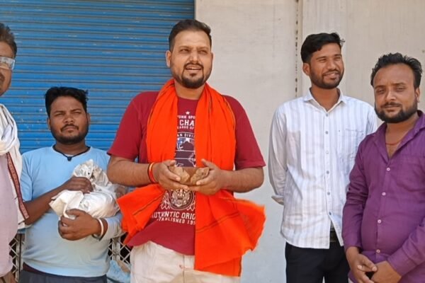 अनोखे रूप में मनाया मातृदिवस प्रकृति माता के लिए श्रद्धा आदर समर्पण व्यक्त करते हुए पक्षियों के लिए अलग-अलग स्थान पर सकोरे रखें