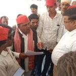 बंडा नगर व क्षेत्रीय समस्याओं को लेकर समाजवादी पार्टी ने सौपा ज्ञापन ज्ञान गुण सागर/बंडा। समाजवादी पार्टी ने बंडा नगर के निर्माण कार्य की जांच व अवैध शराब जुआ सट्टा एवं ग्राम पंचायतो में अमृत सरोवर निर्माण में हुए भ्रष्टाचार की जांच के साथ-साथ क्षेत्रीय समस्याओं को लेकर राजेश आठिया जिला अध्यक्ष समाजवादी पार्टी के नेतृत्व में कलेक्टर को उद्घोषक ज्ञापन तहसीलदार बंडा को सौपा। ज्ञापन में उल्लेख है कि बंडा नगर में प्रतिवर्ष नगर वासियों को पीने के पानी की समस्या होती है जिसकी स्थाई व्यवस्था की जाए अभी बंडा नगर परिषद के द्वारा 5 से 6 करोड रुपए का बांध बनाया गया था बंडा नगर की पेयजल व्यवस्था के लिए लेकिन ठेकेदार व नगर परिषद के द्वारा बांध निर्माण में इतना भ्रष्टाचार हुआ कि उसमें एक बूंद भी पानी नहीं रुक रहा है अतः भ्रष्टाचार की जांच की जाए साथ ही बंडा नगर के बरा चौराहा पर अधूरे निर्माण कार्य पड़े हुए हैं जिससे आमजन को भारी समस्याओं का सामना करना पड़ रहा है अधूरे निर्माण कार्य शीघ्र पूर्ण कराए जाएं बंडा नगर में सरेआम अवैध शराब ब सट्टा का खेल चल रहा है और पुलिस प्रशासन के द्वारा कोई कार्रवाई नहीं की जा रही अवैध शराब व सटटा पर शीघ्र कार्रवाई की जाए साथ ही बंडा जनपद के अंतर्गत लगभग 6 से 7 ग्राम पंचायत में अमृत सरोवर बनाए गए थे ताकि ग्राम वासियों को पानी की समस्या ना हो लेकिन सरपंच सचिव के द्वारा अमृत सरोवर में भ्रष्टाचार किया गया कि आज वह सूखे पड़े हुए हैं अमृत सरोवरों के भ्रष्टाचार की जांच कर कार्रवाई की जाए । साथ ही समाजवादी पार्टी में मध्य भारत एग्रो प्रोडक्ट कंपनी से फैल रहे प्रदूषण को लेकर भी ज्ञापन सोपा है और फैक्ट्री प्रबंधन पर कार्रवाई की मांग की है । यदि मांगों का निराकरण नहीं किया गया तो आगामी समय में समाजवादी पार्टी ने उग्र प्रदर्शन की चेतावनी दी। ज्ञापन सौंपने वालों में मुख्ता हेमराज लोधी अध्यक्ष प्रगति मानव कल्याण परिषद, ओमकार यादव जिला उपाध्यक्ष, रमेश यादव जिला सचिव, अखिलेश लोधी जिला अध्यक्ष प्रगति मानव कल्याण परिषद, जितेंद्र यादव जिला सचिव, त्रिलोक जोगी जिला मीडिया प्रभारी, मानसिंह यादव ब्लॉक उपाध्यक्ष शाहगढ़ ,रामस्वरूप यादव, हरि सिंह यादव ,संजय बाबू लोधी आदि के अलावा अनेकों कार्यकर्ता उपस्थित रहे।