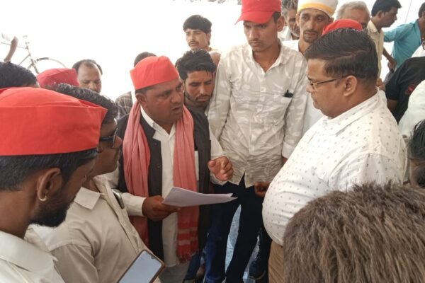 बंडा नगर व क्षेत्रीय समस्याओं को लेकर समाजवादी पार्टी ने सौपा ज्ञापन ज्ञान गुण सागर/बंडा। समाजवादी पार्टी ने बंडा नगर के निर्माण कार्य की जांच व अवैध शराब जुआ सट्टा एवं ग्राम पंचायतो में अमृत सरोवर निर्माण में हुए भ्रष्टाचार की जांच के साथ-साथ क्षेत्रीय समस्याओं को लेकर राजेश आठिया जिला अध्यक्ष समाजवादी पार्टी के नेतृत्व में कलेक्टर को उद्घोषक ज्ञापन तहसीलदार बंडा को सौपा। ज्ञापन में उल्लेख है कि बंडा नगर में प्रतिवर्ष नगर वासियों को पीने के पानी की समस्या होती है जिसकी स्थाई व्यवस्था की जाए अभी बंडा नगर परिषद के द्वारा 5 से 6 करोड रुपए का बांध बनाया गया था बंडा नगर की पेयजल व्यवस्था के लिए लेकिन ठेकेदार व नगर परिषद के द्वारा बांध निर्माण में इतना भ्रष्टाचार हुआ कि उसमें एक बूंद भी पानी नहीं रुक रहा है अतः भ्रष्टाचार की जांच की जाए साथ ही बंडा नगर के बरा चौराहा पर अधूरे निर्माण कार्य पड़े हुए हैं जिससे आमजन को भारी समस्याओं का सामना करना पड़ रहा है अधूरे निर्माण कार्य शीघ्र पूर्ण कराए जाएं बंडा नगर में सरेआम अवैध शराब ब सट्टा का खेल चल रहा है और पुलिस प्रशासन के द्वारा कोई कार्रवाई नहीं की जा रही अवैध शराब व सटटा पर शीघ्र कार्रवाई की जाए साथ ही बंडा जनपद के अंतर्गत लगभग 6 से 7 ग्राम पंचायत में अमृत सरोवर बनाए गए थे ताकि ग्राम वासियों को पानी की समस्या ना हो लेकिन सरपंच सचिव के द्वारा अमृत सरोवर में भ्रष्टाचार किया गया कि आज वह सूखे पड़े हुए हैं अमृत सरोवरों के भ्रष्टाचार की जांच कर कार्रवाई की जाए । साथ ही समाजवादी पार्टी में मध्य भारत एग्रो प्रोडक्ट कंपनी से फैल रहे प्रदूषण को लेकर भी ज्ञापन सोपा है और फैक्ट्री प्रबंधन पर कार्रवाई की मांग की है । यदि मांगों का निराकरण नहीं किया गया तो आगामी समय में समाजवादी पार्टी ने उग्र प्रदर्शन की चेतावनी दी। ज्ञापन सौंपने वालों में मुख्ता हेमराज लोधी अध्यक्ष प्रगति मानव कल्याण परिषद, ओमकार यादव जिला उपाध्यक्ष, रमेश यादव जिला सचिव, अखिलेश लोधी जिला अध्यक्ष प्रगति मानव कल्याण परिषद, जितेंद्र यादव जिला सचिव, त्रिलोक जोगी जिला मीडिया प्रभारी, मानसिंह यादव ब्लॉक उपाध्यक्ष शाहगढ़ ,रामस्वरूप यादव, हरि सिंह यादव ,संजय बाबू लोधी आदि के अलावा अनेकों कार्यकर्ता उपस्थित रहे।