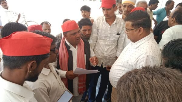 बंडा नगर व क्षेत्रीय समस्याओं को लेकर समाजवादी पार्टी ने सौपा ज्ञापन ज्ञान गुण सागर/बंडा। समाजवादी पार्टी ने बंडा नगर के निर्माण कार्य की जांच व अवैध शराब जुआ सट्टा एवं ग्राम पंचायतो में अमृत सरोवर निर्माण में हुए भ्रष्टाचार की जांच के साथ-साथ क्षेत्रीय समस्याओं को लेकर राजेश आठिया जिला अध्यक्ष समाजवादी पार्टी के नेतृत्व में कलेक्टर को उद्घोषक ज्ञापन तहसीलदार बंडा को सौपा। ज्ञापन में उल्लेख है कि बंडा नगर में प्रतिवर्ष नगर वासियों को पीने के पानी की समस्या होती है जिसकी स्थाई व्यवस्था की जाए अभी बंडा नगर परिषद के द्वारा 5 से 6 करोड रुपए का बांध बनाया गया था बंडा नगर की पेयजल व्यवस्था के लिए लेकिन ठेकेदार व नगर परिषद के द्वारा बांध निर्माण में इतना भ्रष्टाचार हुआ कि उसमें एक बूंद भी पानी नहीं रुक रहा है अतः भ्रष्टाचार की जांच की जाए साथ ही बंडा नगर के बरा चौराहा पर अधूरे निर्माण कार्य पड़े हुए हैं जिससे आमजन को भारी समस्याओं का सामना करना पड़ रहा है अधूरे निर्माण कार्य शीघ्र पूर्ण कराए जाएं बंडा नगर में सरेआम अवैध शराब ब सट्टा का खेल चल रहा है और पुलिस प्रशासन के द्वारा कोई कार्रवाई नहीं की जा रही अवैध शराब व सटटा पर शीघ्र कार्रवाई की जाए साथ ही बंडा जनपद के अंतर्गत लगभग 6 से 7 ग्राम पंचायत में अमृत सरोवर बनाए गए थे ताकि ग्राम वासियों को पानी की समस्या ना हो लेकिन सरपंच सचिव के द्वारा अमृत सरोवर में भ्रष्टाचार किया गया कि आज वह सूखे पड़े हुए हैं अमृत सरोवरों के भ्रष्टाचार की जांच कर कार्रवाई की जाए । साथ ही समाजवादी पार्टी में मध्य भारत एग्रो प्रोडक्ट कंपनी से फैल रहे प्रदूषण को लेकर भी ज्ञापन सोपा है और फैक्ट्री प्रबंधन पर कार्रवाई की मांग की है । यदि मांगों का निराकरण नहीं किया गया तो आगामी समय में समाजवादी पार्टी ने उग्र प्रदर्शन की चेतावनी दी। ज्ञापन सौंपने वालों में मुख्ता हेमराज लोधी अध्यक्ष प्रगति मानव कल्याण परिषद, ओमकार यादव जिला उपाध्यक्ष, रमेश यादव जिला सचिव, अखिलेश लोधी जिला अध्यक्ष प्रगति मानव कल्याण परिषद, जितेंद्र यादव जिला सचिव, त्रिलोक जोगी जिला मीडिया प्रभारी, मानसिंह यादव ब्लॉक उपाध्यक्ष शाहगढ़ ,रामस्वरूप यादव, हरि सिंह यादव ,संजय बाबू लोधी आदि के अलावा अनेकों कार्यकर्ता उपस्थित रहे।