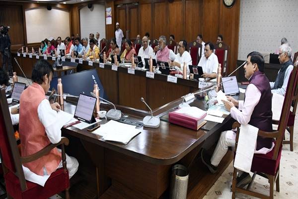 मुख्यमंत्री डॉ. मोहन यादव की अध्यक्षता में मंत्रि-परिषद की बैठक मंगलवार को मंत्रालय में हुई। मंत्रि-परिषद की बैठक में मध्यप्रदेश के बुनियादी ढांचे, तकनीकी विकास और किसान कल्याण से जुड़े कार्यों के लिए लगभग 13 हजार 800 करोड़ रूपये की स्वीकृति के साथ कई बड़े एवं महत्वपूर्ण निर्णयों पर मुहर लगाई गई है। बैठक में भोपाल मेट्रो रेल परियोजना की संशोधित कुल लागत और अतिरिक्त वित्त पोषण को मिलाकर 13,565.84 करोड़ रूपये की पुनरीक्षित राशि की स्वीकृति दी गई। अब भोपाल शहर के यातायात नेटवर्क को बड़ा विस्तार मिलेगा। इसके साथ ही राज्य में डिजिटल ट्रांसफॉर्मेशन को सुदृढ़ करने के लिए आगामी 5 वर्षों 2026-2031 के लिए आई.टी. संवर्ग परामर्श सेवाओं और कार्य योजना के लिए 235 करोड़ 63 लाख रूपये स्वीकृत किए गए है। कृषि और व्यापार जगत को गति देने के लिए मंत्रि-परिषद ने कपास पर मंडी फीस की दर को 1% से घटाकर 0.5% करने का ऐतिहासिक निर्णय लिया है, जिससे स्थानीय जिनिंग मिलों को मजबूती मिलेगी और रोजगार बढ़ेगा। किसान हित में सामान्य मंडी शुल्क को एक रूपये से बढ़ाकर एक रूपये 50 पैसे किया गया है। शुल्क के रूप में प्राप्त होने वाली 500 करोड़ रूपये की अनुमानित अतिरिक्त आय का उपयोग सीधे किसान सड़क निधि और कृषि अनुसंधान के विकास में किया जाएगा। आगामी रबी और खरीफ विपणन सत्रों में फसलों के सुचारू उपार्जन को सुनिश्चित करने के लिए MPSCSC और मार्कफेड को 8,600 करोड़ रूपये की निःशुल्क शासकीय प्रत्याभूति देने की भी बड़ी मंजूरी दी गई है। यह फैसले प्रदेश की आर्थिक और सामाजिक उन्नति की दिशा में सशक्त कदम साबित होंगे। भोपाल मेट्रो की पुनरीक्षित लागत और अतिरिक्त वित्त पोषण के लिए 13,565.84 करोड़ रूपये की स्वीकृति मंत्रि-परिषद ने भोपाल मेट्रो रेल परियोजना की मूल लागत 6,941.40 करोड़ में 3,092.22 करोड़ रूपये की अतिरिक्त लागत जोड़कर संशोधित कुल लागत 10,033.62 करोड़ रूपये के प्रस्ताव पर स्वीकृति प्रदान की है। मंत्रि-परिषद ने इसके अतिरिक्त उद्योग के स्वीकृत मानदंडों के अनुसार परियोजना के लिए अतिरिक्त वित्त पोषण के लिए 3,532 करोड़ 22 लाख रूपये की भी स्वीकृति प्रदान की है। इसमें भारत शासन और राज्य शासन द्वारा 995 करोड़ 9 लाख रूपये की अतिरिक्त इक्विटी और केन्द्रीय करों के लिए 84 करोड़ 54 लाख रूपये का अतिरिक्त अधीनस्थ ऋण, वित्तपोषण एजेंसी बैंकों से ऋण निधि के विरुद्ध 1,620 करोड़ 64 लाख रूपये का अतिरिक्त PTA/आंतरिक ऋण, मध्यप्रदेश शासन से भूमि की लागत और पुनर्वास एवं पुनर्स्थापन के लिए 138 करोड़ 38 लाख रूपये का अतिरिक्त अधीनस्थ ऋण तथा मध्यप्रदेश शासन से राज्य करों के लिए 446 करोड़ 35 लाख रूपये एवं IDC की लागत के लिए 246 करोड़ 41 लाख रूपये का अतिरिक्त अनुदान शामिल है। आई.टी. संवर्ग परामर्श सेवाओं और कार्य के लिए 235 करोड़ 63 लाख रूपये की स्वीकृति मंत्रि-परिषद ने विज्ञान एवं प्रौद्योगिकी विभाग अंतर्गत राज्य आई.टी. संवर्ग परामर्श सेवाओं के लिए अनुदान और सूचना प्रौद्योगिकी संबंधी कार्य योजना 1 अप्रैल 2026 से 31 मार्च 2031 तक की अवधि तक निरंतर संचालन के लिए 235 करोड़ 63 लाख रूपये की स्वीकृति दी है। स्वीकृति अनुसार राज्य आई.टी. संवर्ग परामर्श सेवाओं के लिए अनुदान योजना के लिए 180 करोड़ 20 लाख रूपये स्वीकृत किए गए हैं। योजना के अंतर्गत शासन के विभिन्न विभागों, निगमों, प्राधिकरणों एवं परियोजनाओं को तकनीकी परामर्श सेवाएँ प्रदान करने के लिए राज्य स्तरीय आई.टी. संवर्ग का गठन किया गया है। योजना से प्राप्त अनुदान का उपयोग विशेषज्ञों की नियुक्ति, प्रशिक्षण, क्षमता-विकास एवं विभागीय आवश्यकताओं के अनुरूप परामर्श सेवाओं के लिए किया जाता है। यह योजना वर्तमान में शासन की डिजिटल ट्रांसफॉर्मेशन प्रक्रिया की आधारभूत आवश्यकता है तथा भविष्य में कृत्रिम बुद्धिमता (एआई), बिग डाटा एनालिटिक्स, ब्लॉक चेन तकनीक एवं सायबर सुरक्षा जैसे क्षेत्रों में राज्य की तैयारियों को सुदृढ़ करने के लिए भी अत्यंत उपयोगी सिद्ध होगी। मंत्रि-परिषद द्वारा सूचना प्रौद्योगिकी संबंधी कार्य योजना के लिए 55 करोड़ 43 लाख रूपये स्वीकृत किए गए है। योजना से VBTC प्रशिक्षण केंद्र द्वारा अधिकारियों एवं कर्मचारियों को आईटी, ई-गवर्नेस, सायबर सुरक्षा तथा डेटा प्रबंधन विषयों पर नियमित प्रशिक्षण प्रदान कर उनकी तकनीकी दक्षता और प्रशासनिक कार्य कुशलता में वृद्धि की जायेगी। एमपीएसईडीसी जैसी नोडल एजेंसियों को सहायक अनुदान उपलब्ध कराकर विभिन्न आईटी एवं ई-गवर्नेस परियोजनाओं का प्रभावी क्रियान्वयन सुनिश्चित किया जाएगा। राज्य, संभाग और जिला स्तर पर आयोजित कार्य शालाओं एवं सेमिनारों के माध्यम से विभागीय क्षमता संवर्धन तथा आईटी जागरुकता को बढ़ावा मिलेगा। साथ ही 'ई-गवर्नेस उत्कृष्टता पुरस्कार" के माध्यम से विभागों एवं अधिकारियों के नवाचारों को प्रोत्साहित किया जाएगा। योजना के प्रभावी क्रियान्वयन से मध्यप्रदेश को ई-गवर्नेस के क्षेत्र में अग्रणी राज्य के रूप में स्थापित करने में सहायता मिलेगी। कपास पर मंडी फीस की दर 1% से घटाकर 0.5% करने का अनुमोदन मंत्रि-परिषद ने कपास जिनिंग मिलों की आवश्यकता को देखते हुए कपास पर मंडी फीस की दर 1% से घटाकर 0.5% करने का अनुमोदन दिया है। प्रदेश में लगभग 158 कपास जिनिंग मिलें है, जिनकी प्रसंस्करण क्षमता लगभग 13 लाख मीट्रिक टन है। प्रदेश में कपास पर मंडी फीस की दर में कमी किए जाने से जिनिंग मिलों के द्वारा अन्य पड़ोसी राज्यों में पलायन की अपेक्षा प्रदेश में ही व्यवसाय करने को प्राथमिकता दी जाएगी जिससे रोजगार में तथा जी.एस.टी संग्रहण में वृद्धि होगी। जिनिंग मिलों की इनपुट लागत में कमी आएगी और उनकी आर्थिक व्यवहारिता में वृद्धि होगी। वे प्रतिस्पर्धात्मक बाजार में अपनी स्थिति सुदृढ़ बनाए रखने में सक्षम होगी। एम.पी. स्टेट सिविल सप्लाईज कारपोरेशन और मार्कफेड को 8,600 करोड़ रूपये की निःशुल्क शासकीय प्रत्याभूति उपलब्ध कराए जाने की स्वीकृति मंत्रि-परिषद द्वारा निर्णय लिया गया कि आगामी रबी विपणन वर्ष 2026 में गेहूँ उपार्जन और इसके बाद खरीफ विपणन वर्ष 2026-27 में धान एवं मोटे अनाजों के उपार्जन के दृष्टिगत विभिन्न बैंकों (शेडयूल्ड/राष्ट्रीयकृत/जिला सहकारी केन्द्रीय बैंक), नाबार्ड, एवं सार्वजनिक वित्तीय संस्थाओं से धनराशि उधार लेने के लिए वर्तमान जारी वित्त व्यवस्थाओं की निरंतरता के लिए और आर.बी.आई अपेक्षा के अनुक्रम में ज्यादा ब्याज दर वाली खाद्यान्न साख सीमा के पुनर्भुगतान आदि परिदृश्यों को ध्यान में रखते हुए एम.पी. स्टेट सिविल सप्लाई कारपोरेशन लि. एवं मार्कफेड को रिजर्व बैंक ऑफ इंडिया की द्वय खाद्यान्न साख सीमा के पुनर्भुगतान के लिए 1 अप्रैल 2026 से 31 मार्च मार्च 2027 तक के लिए 8,600 करोड़ रूपये की निःशुल्क शासकीय प्रत्याभूति उपलब्ध कराए जाने की स्वीकृति दी है। निःशुल्क शासकीय प्रत्याभूति में से समय समय पर MPSCSC और मार्कफेड के मध्य पुर्नआवंटन का अधिकार खादय विभाग म.प्र. शासन को प्रदान किये गए है। इसके अलावा एम.पी. स्टेट सिविल सप्लाई कारपोरेशन लि. को 1 अप्रैल 2026 से 31 मार्च 2027 (एक वर्ष) तक की अवधि के लिए 29,500 करोड़ रूपये की निःशुल्क शासकीय प्रत्याभूति उपलब्ध कराई गई है। शासकीय प्रत्याभूति से उपलब्ध राशि के अलावा बाकी राशि की वित्त व्यवस्था ज्यादा ब्याज दर वाली आर.बी.आई. द्वारा राज्य शासन को प्रदत्त खाद्यान्न साख सीमा से की जाएगी। कृषक कल्याण के लिए मंडी शुल्क एक रुपये से 1.50 रुपये किए जाने का निर्णय -- अब जिलों में कोल्डस्टोरेज, वेयर हाउस, प्रसंस्करण इकाईयों एवं लॉजिस्टिक सुविधाओं को मिलेगा प्रोत्साहन मंत्रि-परिषद द्वारा मंडी शुल्क को एक रुपये के स्थान पर वृद्धि कर 1.50 रुपये किए जाने का निर्णय लिया है। इस राशि से जिलों में कोल्डस्टोरेज,वेयरहाउस प्रसंस्करण इकाईयों एवं लॉजिस्टिक सुविधाओं को प्रोत्साहन मिलेगा। इस शुल्क राशि में से 50 पैसे विपणन विकास निधि के अंश के रूप में किसानों के कल्याण में उपयोग किया जायेगा। निराश्रित शुल्क को यथावत् 20 पैसे रखा जायेगा। इस वृद्धि से इस वर्ष में लगभग 500 करोड़ रूपये की अतिरिक्त आय होना संभावित है। इस आय का उपयोग किसान सड़क निधि एवं कृषि अनुसंधान तथा अधोसंरचना विकास में किया जाएगा। किसान सड़क निधि ग्रामीण सड़क विकास प्राधिकरण का अंश 20 पैसे, किसान सड़क निधि-मंडियो की मूलभूत संरचनाओं के लिए 10 पैसे, गौ-संवर्धन एवं संरक्षण निधि में 12 पैसे, मुख्यमंत्री कृषक जीवन कल्याण योजना के लिए 2 पैसे, प्रचार-प्रसार एवं कृषक सम्मेलन के लिए 1.75 पैसे और कृषि अनुसंधान एवं कृषि अधोसंरचना विकास निधि के लिए 4.25 पैसे का उपयोग किया जायेगा। मुख्यमंत्री डॉ. मोहन यादव की अध्यक्षता में मंत्रि-परिषद की बैठक मंगलवार को मंत्रालय में हुई। मंत्रि-परिषद की बैठक में मध्यप्रदेश के बुनियादी ढांचे, तकनीकी विकास और किसान कल्याण से जुड़े कार्यों के लिए लगभग 13 हजार 800 करोड़ रूपये की स्वीकृति के साथ कई बड़े एवं महत्वपूर्ण निर्णयों पर मुहर लगाई गई है। बैठक में भोपाल मेट्रो रेल परियोजना की संशोधित कुल लागत और अतिरिक्त वित्त पोषण को मिलाकर 13,565.84 करोड़ रूपये की पुनरीक्षित राशि की स्वीकृति दी गई। अब भोपाल शहर के यातायात नेटवर्क को बड़ा विस्तार मिलेगा। इसके साथ ही राज्य में डिजिटल ट्रांसफॉर्मेशन को सुदृढ़ करने के लिए आगामी 5 वर्षों 2026-2031 के लिए आई.टी. संवर्ग परामर्श सेवाओं और कार्य योजना के लिए 235 करोड़ 63 लाख रूपये स्वीकृत किए गए है। कृषि और व्यापार जगत को गति देने के लिए मंत्रि-परिषद ने कपास पर मंडी फीस की दर को 1% से घटाकर 0.5% करने का ऐतिहासिक निर्णय लिया है, जिससे स्थानीय जिनिंग मिलों को मजबूती मिलेगी और रोजगार बढ़ेगा। किसान हित में सामान्य मंडी शुल्क को एक रूपये से बढ़ाकर एक रूपये 50 पैसे किया गया है। शुल्क के रूप में प्राप्त होने वाली 500 करोड़ रूपये की अनुमानित अतिरिक्त आय का उपयोग सीधे किसान सड़क निधि और कृषि अनुसंधान के विकास में किया जाएगा। आगामी रबी और खरीफ विपणन सत्रों में फसलों के सुचारू उपार्जन को सुनिश्चित करने के लिए MPSCSC और मार्कफेड को 8,600 करोड़ रूपये की निःशुल्क शासकीय प्रत्याभूति देने की भी बड़ी मंजूरी दी गई है। यह फैसले प्रदेश की आर्थिक और सामाजिक उन्नति की दिशा में सशक्त कदम साबित होंगे। भोपाल मेट्रो की पुनरीक्षित लागत और अतिरिक्त वित्त पोषण के लिए 13,565.84 करोड़ रूपये की स्वीकृति मंत्रि-परिषद ने भोपाल मेट्रो रेल परियोजना की मूल लागत 6,941.40 करोड़ में 3,092.22 करोड़ रूपये की अतिरिक्त लागत जोड़कर संशोधित कुल लागत 10,033.62 करोड़ रूपये के प्रस्ताव पर स्वीकृति प्रदान की है। मंत्रि-परिषद ने इसके अतिरिक्त उद्योग के स्वीकृत मानदंडों के अनुसार परियोजना के लिए अतिरिक्त वित्त पोषण के लिए 3,532 करोड़ 22 लाख रूपये की भी स्वीकृति प्रदान की है। इसमें भारत शासन और राज्य शासन द्वारा 995 करोड़ 9 लाख रूपये की अतिरिक्त इक्विटी और केन्द्रीय करों के लिए 84 करोड़ 54 लाख रूपये का अतिरिक्त अधीनस्थ ऋण, वित्तपोषण एजेंसी बैंकों से ऋण निधि के विरुद्ध 1,620 करोड़ 64 लाख रूपये का अतिरिक्त PTA/आंतरिक ऋण, मध्यप्रदेश शासन से भूमि की लागत और पुनर्वास एवं पुनर्स्थापन के लिए 138 करोड़ 38 लाख रूपये का अतिरिक्त अधीनस्थ ऋण तथा मध्यप्रदेश शासन से राज्य करों के लिए 446 करोड़ 35 लाख रूपये एवं IDC की लागत के लिए 246 करोड़ 41 लाख रूपये का अतिरिक्त अनुदान शामिल है। आई.टी. संवर्ग परामर्श सेवाओं और कार्य के लिए 235 करोड़ 63 लाख रूपये की स्वीकृति मंत्रि-परिषद ने विज्ञान एवं प्रौद्योगिकी विभाग अंतर्गत राज्य आई.टी. संवर्ग परामर्श सेवाओं के लिए अनुदान और सूचना प्रौद्योगिकी संबंधी कार्य योजना 1 अप्रैल 2026 से 31 मार्च 2031 तक की अवधि तक निरंतर संचालन के लिए 235 करोड़ 63 लाख रूपये की स्वीकृति दी है। स्वीकृति अनुसार राज्य आई.टी. संवर्ग परामर्श सेवाओं के लिए अनुदान योजना के लिए 180 करोड़ 20 लाख रूपये स्वीकृत किए गए हैं। योजना के अंतर्गत शासन के विभिन्न विभागों, निगमों, प्राधिकरणों एवं परियोजनाओं को तकनीकी परामर्श सेवाएँ प्रदान करने के लिए राज्य स्तरीय आई.टी. संवर्ग का गठन किया गया है। योजना से प्राप्त अनुदान का उपयोग विशेषज्ञों की नियुक्ति, प्रशिक्षण, क्षमता-विकास एवं विभागीय आवश्यकताओं के अनुरूप परामर्श सेवाओं के लिए किया जाता है। यह योजना वर्तमान में शासन की डिजिटल ट्रांसफॉर्मेशन प्रक्रिया की आधारभूत आवश्यकता है तथा भविष्य में कृत्रिम बुद्धिमता (एआई), बिग डाटा एनालिटिक्स, ब्लॉक चेन तकनीक एवं सायबर सुरक्षा जैसे क्षेत्रों में राज्य की तैयारियों को सुदृढ़ करने के लिए भी अत्यंत उपयोगी सिद्ध होगी। मंत्रि-परिषद द्वारा सूचना प्रौद्योगिकी संबंधी कार्य योजना के लिए 55 करोड़ 43 लाख रूपये स्वीकृत किए गए है। योजना से VBTC प्रशिक्षण केंद्र द्वारा अधिकारियों एवं कर्मचारियों को आईटी, ई-गवर्नेस, सायबर सुरक्षा तथा डेटा प्रबंधन विषयों पर नियमित प्रशिक्षण प्रदान कर उनकी तकनीकी दक्षता और प्रशासनिक कार्य कुशलता में वृद्धि की जायेगी। एमपीएसईडीसी जैसी नोडल एजेंसियों को सहायक अनुदान उपलब्ध कराकर विभिन्न आईटी एवं ई-गवर्नेस परियोजनाओं का प्रभावी क्रियान्वयन सुनिश्चित किया जाएगा। राज्य, संभाग और जिला स्तर पर आयोजित कार्य शालाओं एवं सेमिनारों के माध्यम से विभागीय क्षमता संवर्धन तथा आईटी जागरुकता को बढ़ावा मिलेगा। साथ ही 'ई-गवर्नेस उत्कृष्टता पुरस्कार" के माध्यम से विभागों एवं अधिकारियों के नवाचारों को प्रोत्साहित किया जाएगा। योजना के प्रभावी क्रियान्वयन से मध्यप्रदेश को ई-गवर्नेस के क्षेत्र में अग्रणी राज्य के रूप में स्थापित करने में सहायता मिलेगी। कपास पर मंडी फीस की दर 1% से घटाकर 0.5% करने का अनुमोदन मंत्रि-परिषद ने कपास जिनिंग मिलों की आवश्यकता को देखते हुए कपास पर मंडी फीस की दर 1% से घटाकर 0.5% करने का अनुमोदन दिया है। प्रदेश में लगभग 158 कपास जिनिंग मिलें है, जिनकी प्रसंस्करण क्षमता लगभग 13 लाख मीट्रिक टन है। प्रदेश में कपास पर मंडी फीस की दर में कमी किए जाने से जिनिंग मिलों के द्वारा अन्य पड़ोसी राज्यों में पलायन की अपेक्षा प्रदेश में ही व्यवसाय करने को प्राथमिकता दी जाएगी जिससे रोजगार में तथा जी.एस.टी संग्रहण में वृद्धि होगी। जिनिंग मिलों की इनपुट लागत में कमी आएगी और उनकी आर्थिक व्यवहारिता में वृद्धि होगी। वे प्रतिस्पर्धात्मक बाजार में अपनी स्थिति सुदृढ़ बनाए रखने में सक्षम होगी। एम.पी. स्टेट सिविल सप्लाईज कारपोरेशन और मार्कफेड को 8,600 करोड़ रूपये की निःशुल्क शासकीय प्रत्याभूति उपलब्ध कराए जाने की स्वीकृति मंत्रि-परिषद द्वारा निर्णय लिया गया कि आगामी रबी विपणन वर्ष 2026 में गेहूँ उपार्जन और इसके बाद खरीफ विपणन वर्ष 2026-27 में धान एवं मोटे अनाजों के उपार्जन के दृष्टिगत विभिन्न बैंकों (शेडयूल्ड/राष्ट्रीयकृत/जिला सहकारी केन्द्रीय बैंक), नाबार्ड, एवं सार्वजनिक वित्तीय संस्थाओं से धनराशि उधार लेने के लिए वर्तमान जारी वित्त व्यवस्थाओं की निरंतरता के लिए और आर.बी.आई अपेक्षा के अनुक्रम में ज्यादा ब्याज दर वाली खाद्यान्न साख सीमा के पुनर्भुगतान आदि परिदृश्यों को ध्यान में रखते हुए एम.पी. स्टेट सिविल सप्लाई कारपोरेशन लि. एवं मार्कफेड को रिजर्व बैंक ऑफ इंडिया की द्वय खाद्यान्न साख सीमा के पुनर्भुगतान के लिए 1 अप्रैल 2026 से 31 मार्च मार्च 2027 तक के लिए 8,600 करोड़ रूपये की निःशुल्क शासकीय प्रत्याभूति उपलब्ध कराए जाने की स्वीकृति दी है। निःशुल्क शासकीय प्रत्याभूति में से समय समय पर MPSCSC और मार्कफेड के मध्य पुर्नआवंटन का अधिकार खादय विभाग म.प्र. शासन को प्रदान किये गए है। इसके अलावा एम.पी. स्टेट सिविल सप्लाई कारपोरेशन लि. को 1 अप्रैल 2026 से 31 मार्च 2027 (एक वर्ष) तक की अवधि के लिए 29,500 करोड़ रूपये की निःशुल्क शासकीय प्रत्याभूति उपलब्ध कराई गई है। शासकीय प्रत्याभूति से उपलब्ध राशि के अलावा बाकी राशि की वित्त व्यवस्था ज्यादा ब्याज दर वाली आर.बी.आई. द्वारा राज्य शासन को प्रदत्त खाद्यान्न साख सीमा से की जाएगी। कृषक कल्याण के लिए मंडी शुल्क एक रुपये से 1.50 रुपये किए जाने का निर्णय -- अब जिलों में कोल्डस्टोरेज, वेयर हाउस, प्रसंस्करण इकाईयों एवं लॉजिस्टिक सुविधाओं को मिलेगा प्रोत्साहन मंत्रि-परिषद द्वारा मंडी शुल्क को एक रुपये के स्थान पर वृद्धि कर 1.50 रुपये किए जाने का निर्णय लिया है। इस राशि से जिलों में कोल्डस्टोरेज,वेयरहाउस प्रसंस्करण इकाईयों एवं लॉजिस्टिक सुविधाओं को प्रोत्साहन मिलेगा। इस शुल्क राशि में से 50 पैसे विपणन विकास निधि के अंश के रूप में किसानों के कल्याण में उपयोग किया जायेगा। निराश्रित शुल्क को यथावत् 20 पैसे रखा जायेगा। इस वृद्धि से इस वर्ष में लगभग 500 करोड़ रूपये की अतिरिक्त आय होना संभावित है। इस आय का उपयोग किसान सड़क निधि एवं कृषि अनुसंधान तथा अधोसंरचना विकास में किया जाएगा। किसान सड़क निधि ग्रामीण सड़क विकास प्राधिकरण का अंश 20 पैसे, किसान सड़क निधि-मंडियो की मूलभूत संरचनाओं के लिए 10 पैसे, गौ-संवर्धन एवं संरक्षण निधि में 12 पैसे, मुख्यमंत्री कृषक जीवन कल्याण योजना के लिए 2 पैसे, प्रचार-प्रसार एवं कृषक सम्मेलन के लिए 1.75 पैसे और कृषि अनुसंधान एवं कृषि अधोसंरचना विकास निधि के लिए 4.25 पैसे का उपयोग किया जायेगा। कपास पर मंडी फीस की दर 1% से घटाकर 0.5% करने का अनुमोदन