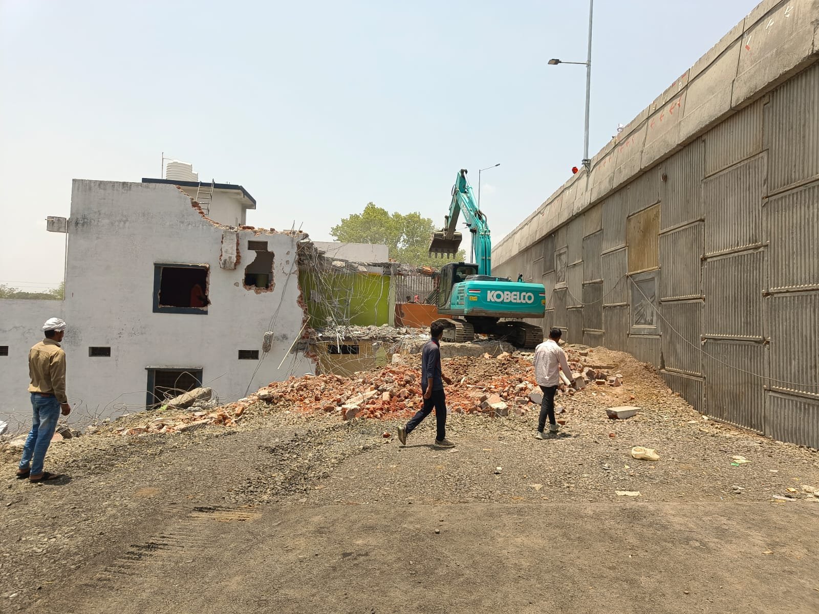 बम्हौरी बीका में NHAI की अधिग्रहित भूमि से हटाया गया अतिक्रमण