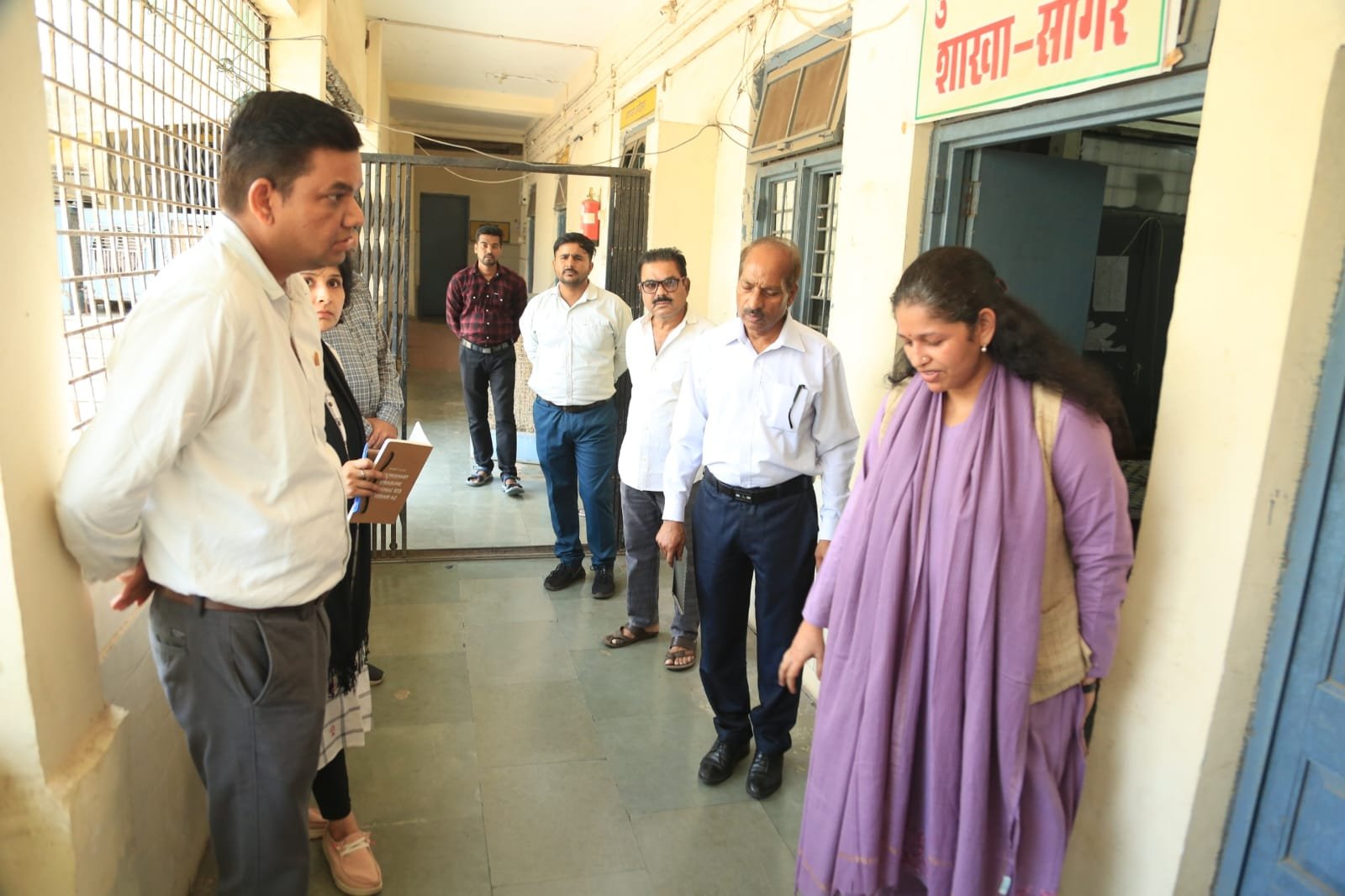 कलेक्टर का सीएमएचओ कार्यालय में औचक निरीक्षण;  42 में से 21 अधिकारी-कर्मचारी मिले अनुपस्थित