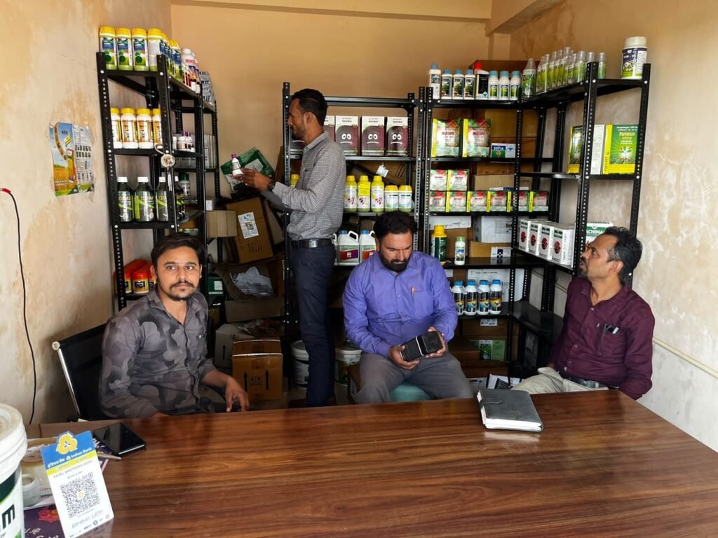 कृषि विकास अधिकारी बीना द्वारा दल बनाकर कीटनाशक दुकानों का निरीक्षण किया गया