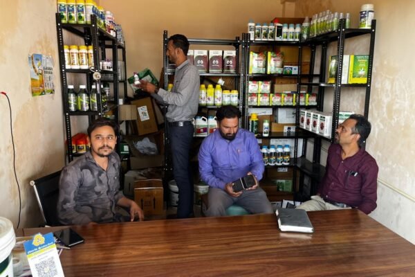 कृषि विकास अधिकारी बीना द्वारा दल बनाकर कीटनाशक दुकानों का निरीक्षण किया गया