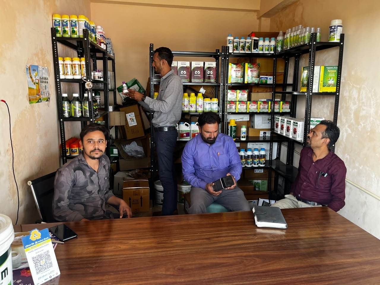 कृषि विकास अधिकारी बीना द्वारा दल बनाकर कीटनाशक दुकानों का निरीक्षण किया गया