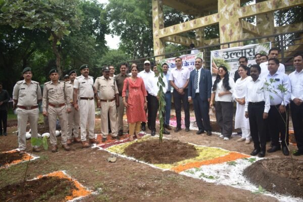 सिटी फॉरेस्ट में जिला न्यायपालिका एवं वन विभाग ने किया वृहद पौधारोपण