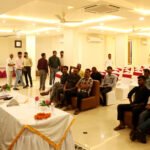 सागर । मध्यप्रदेश वेयरहाउसिंग एवं लॉजिस्टिक्स कारपोरेशन के अध्यक्ष संजय नगायच ने कहा है कि प्रदेश में किसानों की उपज के सुरक्षित भंडारण, खाद्यान्न की गुणवत्ता बनाए रखने तथा गरीबों तक खाद्यान्न समय पर पहुंचाने की व्यवस्था को और अधिक प्रभावी एवं पारदर्शी बनाया जाएगा। इसी उद्देश्य से वे प्रदेश के विभिन्न संभागों में समीक्षा बैठकें कर वेयरहाउसों का निरीक्षण कर रहे हैं और अधिकारियों-कर्मचारियों से सीधे संवाद कर व्यवस्थाओं की जानकारी ले रहे हैं। नगायच ने चर्चा करते हुए बताया कि उनका मुख्य फोकस दो प्रमुख विषयों पर है। पहला, वेयरहाउसों का नियमित निरीक्षण कर वहां सामने आने वाली कमियों को दूर करना और दूसरा, कारपोरेशन के अधिकारियों एवं कर्मचारियों की कार्यप्रणाली, अनुशासन तथा निर्धारित नियमों का कड़ाई से पालन सुनिश्चित करना है। पूर्व में पन्ना जिले में भी उन्होंने वेयरहाउसों के निरीक्षण और नियमों के समान रूप से पालन पर जोर दिया था। उन्होंने कहा कि मुख्यमंत्री डॉ. मोहन यादव की मंशा के अनुरूप कारपोरेशन की कार्यप्रणाली में नवाचार और पारदर्शिता को बढ़ावा दिया जा रहा है। गेहूं, चना, धान, मूंग सहित किसानों की विभिन्न उपज का बड़े स्तर पर भंडारण वेयरहाउसिंग कारपोरेशन द्वारा किया जाता है। भंडारित खाद्यान्न का एक बड़ा हिस्सा सार्वजनिक वितरण प्रणाली के माध्यम से जरूरतमंद परिवारों तक पहुंचता है। ऐसे में खाद्यान्न की सुरक्षा और गुणवत्ता सुनिश्चित करना कारपोरेशन की महत्वपूर्ण जिम्मेदारी है। उन्होंने बताया कि आने वाले समय में वेयरहाउसिंग कारपोरेशन को आधुनिक स्वरूप देने की दिशा में कार्य किया जाएगा। वेयरहाउस परिसरों में सोलर लाइट, ई-वेयरहाउसिंग तथा ई-कॉमर्स गतिविधियों को बढ़ावा देने की संभावनाओं पर कार्य किया जा रहा है। शहरी क्षेत्रों में स्थित वेयरहाउसों को बड़ी ई-कॉमर्स कंपनियों से जोड़ने तथा कारपोरेशन की उपलब्ध भूमि का बेहतर उपयोग करने की योजना पर भी विचार किया जा रहा है। वेयरहाउसों के आसपास फ्रूट फॉरेस्ट अथवा अन्य उपयोगी गतिविधियां विकसित करने की संभावनाएं भी देखी जा रही हैं। उन्होंने कहा कि शीघ्र ही मध्यप्रदेश वेयरहाउसिंग एवं लॉजिस्टिक्स कारपोरेशन प्रदेश में नए और आधुनिक स्वरूप में दिखाई देगा। किसानों को वेयरहाउस से संबंधित किसी भी समस्या के निराकरण के लिए निर्धारित विभागीय माध्यमों के साथ-साथ सोशल मीडिया के विभिन्न प्लेटफार्मों के माध्यम से भी अपनी समस्या और सुझाव साझा करने की सुविधा उपलब्ध कराने की दिशा में प्रयास किए जा रहे हैं।