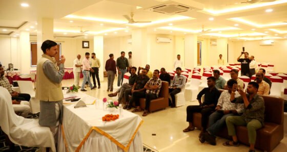 सागर । मध्यप्रदेश वेयरहाउसिंग एवं लॉजिस्टिक्स कारपोरेशन के अध्यक्ष संजय नगायच ने कहा है कि प्रदेश में किसानों की उपज के सुरक्षित भंडारण, खाद्यान्न की गुणवत्ता बनाए रखने तथा गरीबों तक खाद्यान्न समय पर पहुंचाने की व्यवस्था को और अधिक प्रभावी एवं पारदर्शी बनाया जाएगा। इसी उद्देश्य से वे प्रदेश के विभिन्न संभागों में समीक्षा बैठकें कर वेयरहाउसों का निरीक्षण कर रहे हैं और अधिकारियों-कर्मचारियों से सीधे संवाद कर व्यवस्थाओं की जानकारी ले रहे हैं। नगायच ने चर्चा करते हुए बताया कि उनका मुख्य फोकस दो प्रमुख विषयों पर है। पहला, वेयरहाउसों का नियमित निरीक्षण कर वहां सामने आने वाली कमियों को दूर करना और दूसरा, कारपोरेशन के अधिकारियों एवं कर्मचारियों की कार्यप्रणाली, अनुशासन तथा निर्धारित नियमों का कड़ाई से पालन सुनिश्चित करना है। पूर्व में पन्ना जिले में भी उन्होंने वेयरहाउसों के निरीक्षण और नियमों के समान रूप से पालन पर जोर दिया था। उन्होंने कहा कि मुख्यमंत्री डॉ. मोहन यादव की मंशा के अनुरूप कारपोरेशन की कार्यप्रणाली में नवाचार और पारदर्शिता को बढ़ावा दिया जा रहा है। गेहूं, चना, धान, मूंग सहित किसानों की विभिन्न उपज का बड़े स्तर पर भंडारण वेयरहाउसिंग कारपोरेशन द्वारा किया जाता है। भंडारित खाद्यान्न का एक बड़ा हिस्सा सार्वजनिक वितरण प्रणाली के माध्यम से जरूरतमंद परिवारों तक पहुंचता है। ऐसे में खाद्यान्न की सुरक्षा और गुणवत्ता सुनिश्चित करना कारपोरेशन की महत्वपूर्ण जिम्मेदारी है। उन्होंने बताया कि आने वाले समय में वेयरहाउसिंग कारपोरेशन को आधुनिक स्वरूप देने की दिशा में कार्य किया जाएगा। वेयरहाउस परिसरों में सोलर लाइट, ई-वेयरहाउसिंग तथा ई-कॉमर्स गतिविधियों को बढ़ावा देने की संभावनाओं पर कार्य किया जा रहा है। शहरी क्षेत्रों में स्थित वेयरहाउसों को बड़ी ई-कॉमर्स कंपनियों से जोड़ने तथा कारपोरेशन की उपलब्ध भूमि का बेहतर उपयोग करने की योजना पर भी विचार किया जा रहा है। वेयरहाउसों के आसपास फ्रूट फॉरेस्ट अथवा अन्य उपयोगी गतिविधियां विकसित करने की संभावनाएं भी देखी जा रही हैं। उन्होंने कहा कि शीघ्र ही मध्यप्रदेश वेयरहाउसिंग एवं लॉजिस्टिक्स कारपोरेशन प्रदेश में नए और आधुनिक स्वरूप में दिखाई देगा। किसानों को वेयरहाउस से संबंधित किसी भी समस्या के निराकरण के लिए निर्धारित विभागीय माध्यमों के साथ-साथ सोशल मीडिया के विभिन्न प्लेटफार्मों के माध्यम से भी अपनी समस्या और सुझाव साझा करने की सुविधा उपलब्ध कराने की दिशा में प्रयास किए जा रहे हैं।