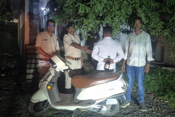 होम डिलीवरी करने वाला शराब तस्कर गिरफ्तार, स्कूटी सहित 80 हजार की शराब जब्त