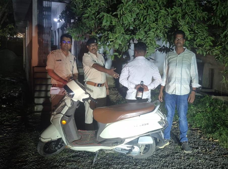 होम डिलीवरी करने वाला शराब तस्कर गिरफ्तार, स्कूटी सहित 80 हजार की शराब जब्त